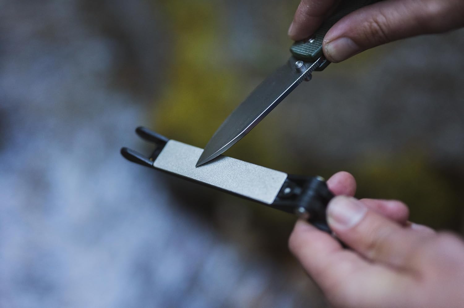 Work Sharp Folding Field Sharpener for Knives and Tools - Compact Portable Knife Edge Maintenance Gear For Tradesmen Craftsmen & Outdoor Professionals