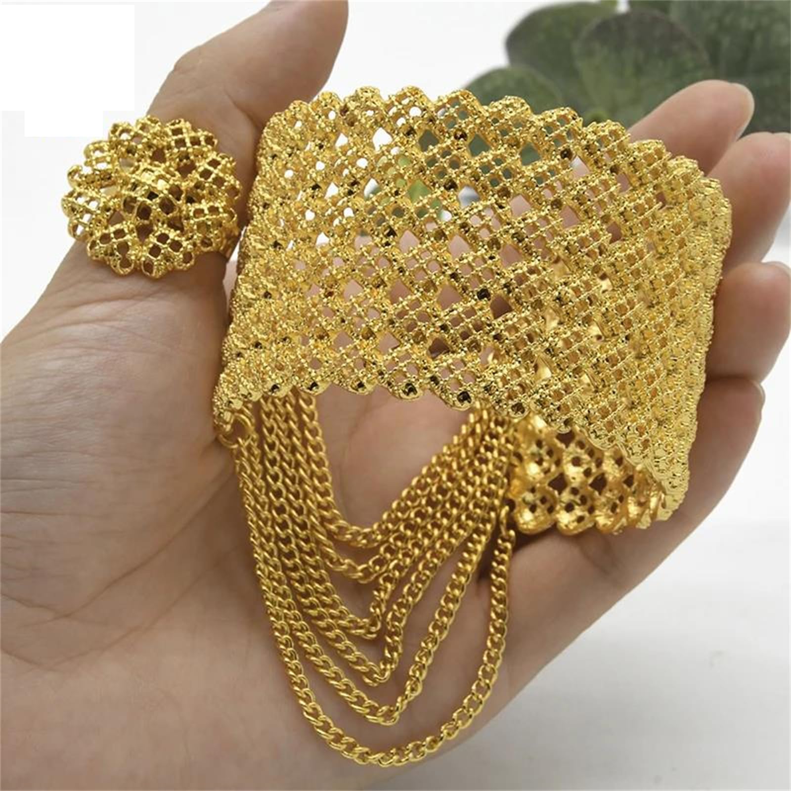 MOCHAMIK Quasten-Manschettenarmband mit befestigtem Ring für Damen in 24-Karat-Goldfarbe. EIN luxuriöser Designer-Armreif für EIN Statement-Schmuck-Ensemble