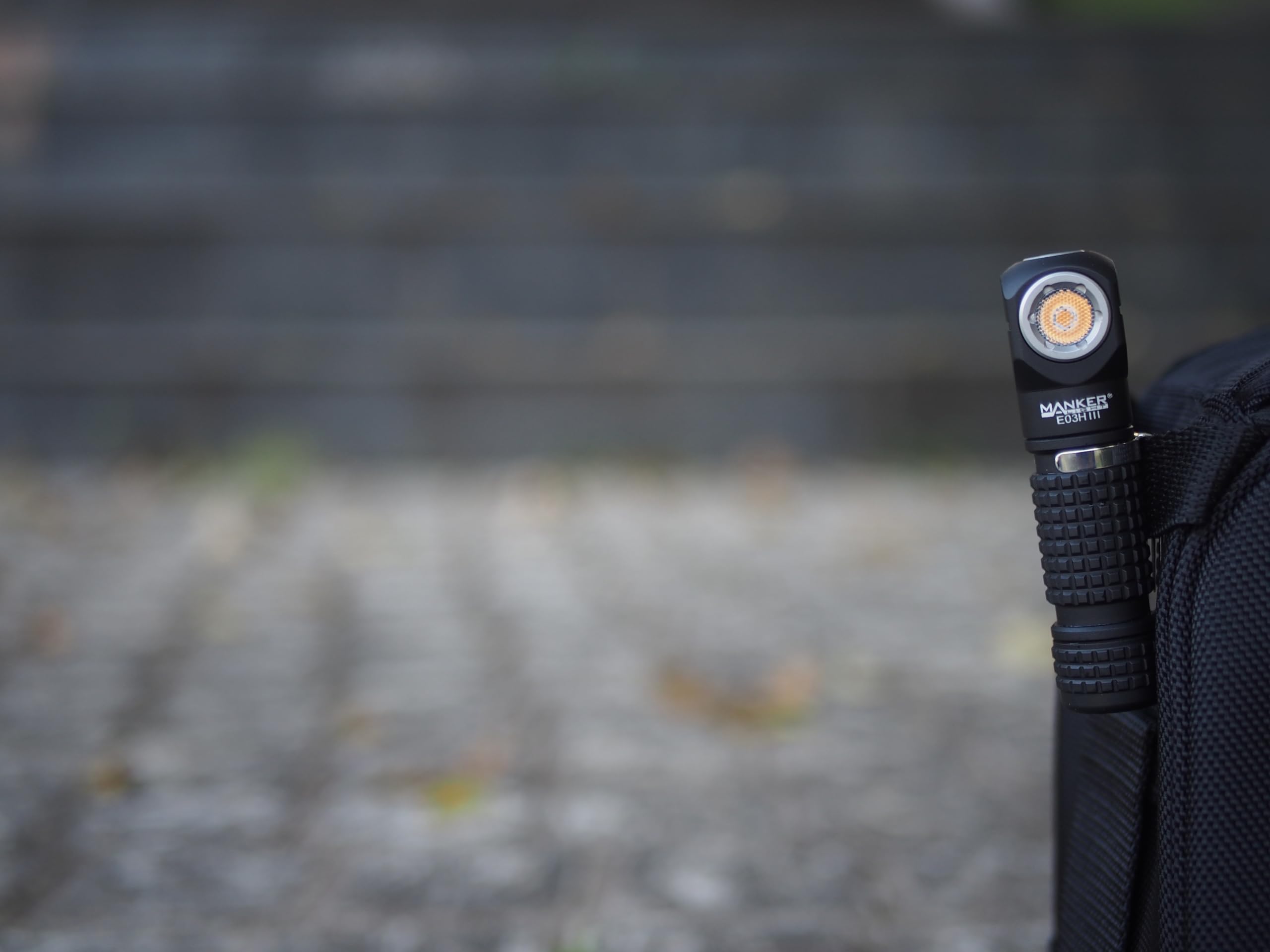 Manker E03H III wiederaufladbare Stirnlampe, 1200 Lumen, Mini-Taschenlampe mit Clip, 90 Grad EDC AA rechtwinklige Taschenlampe mit Kopfband und Magnetschwanz, Schwarz