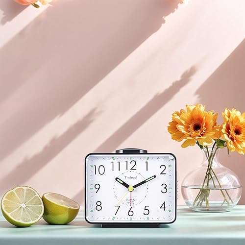 Miniatura 8 de Reloj despertador Crescendo de 4 pulgadas, silencioso, sin tictac, repetición, luz nocturna, funciona con pilas, fácil de configurar (negro)