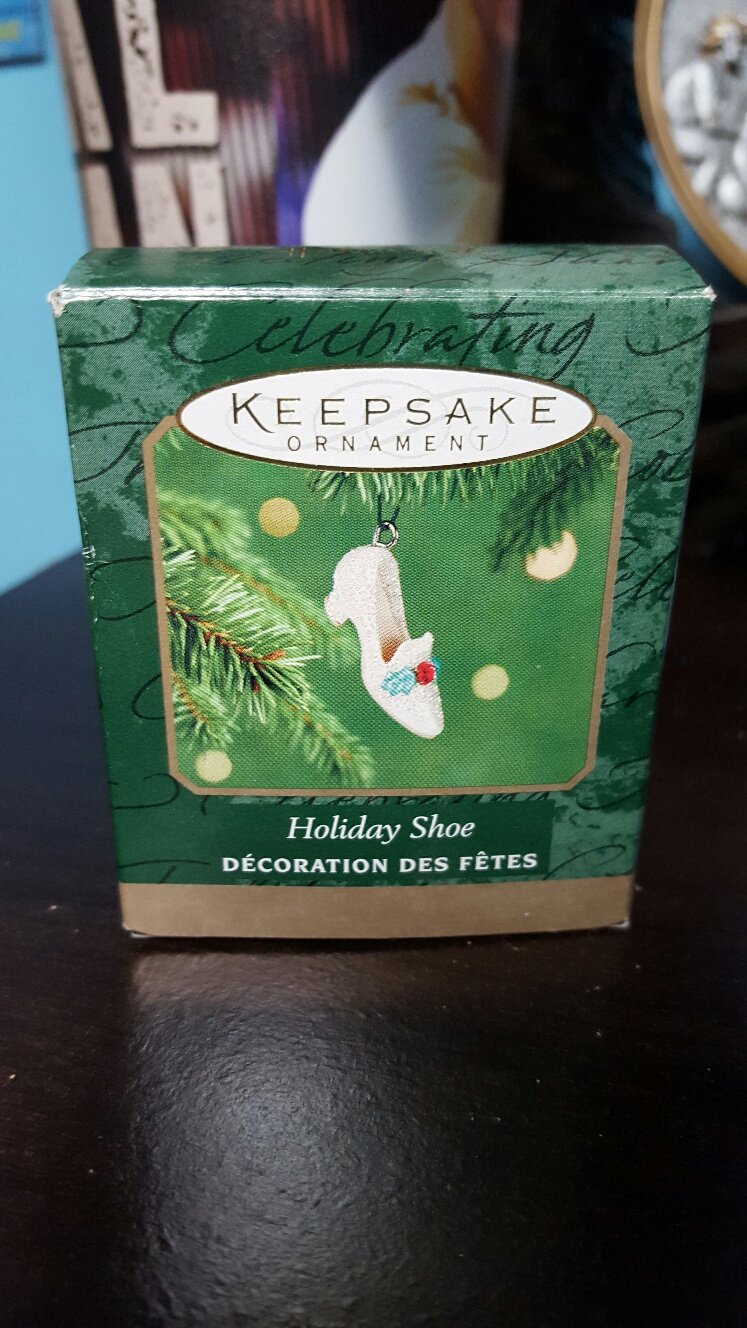 HallmarkKeepsake Ornament Holiday Shoe 2001 by Hallmark
