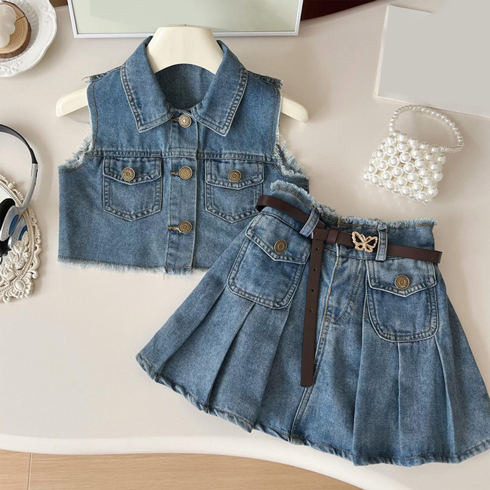 Conjunto de mezclilla de verano para niña de 2 a 8 años, cárdigan sin mangas con flecos y falda plisada, look western moderno 2026.