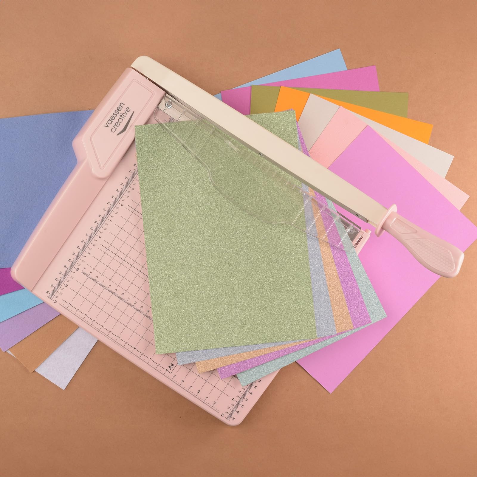 Vaessen Creative Massicot Guillotine 30 cm Rose - Coupe-Papier pour Scrapbooking Matériel, Papier Photo, Feuilles de Papier A4, A5 et A6, Création de Cartes et autres Loisirs Créatifs