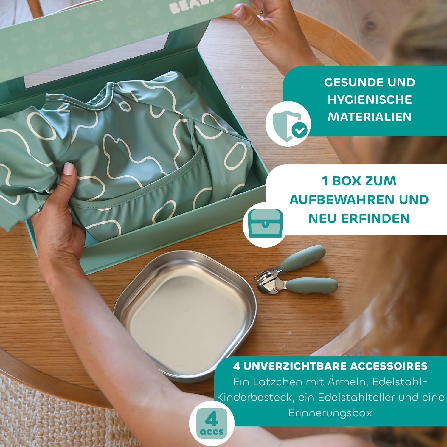 BÉABA Baby-Essensset Geschenkset ab 4 Monaten – Edelstahl-Teller mikrowellengeeignet, Ergonomisches Besteck, Lätzchen mit Ärmeln, Aufbewahrungsbox, Gesunde und Langlebige Materialien – Salbei-Grün