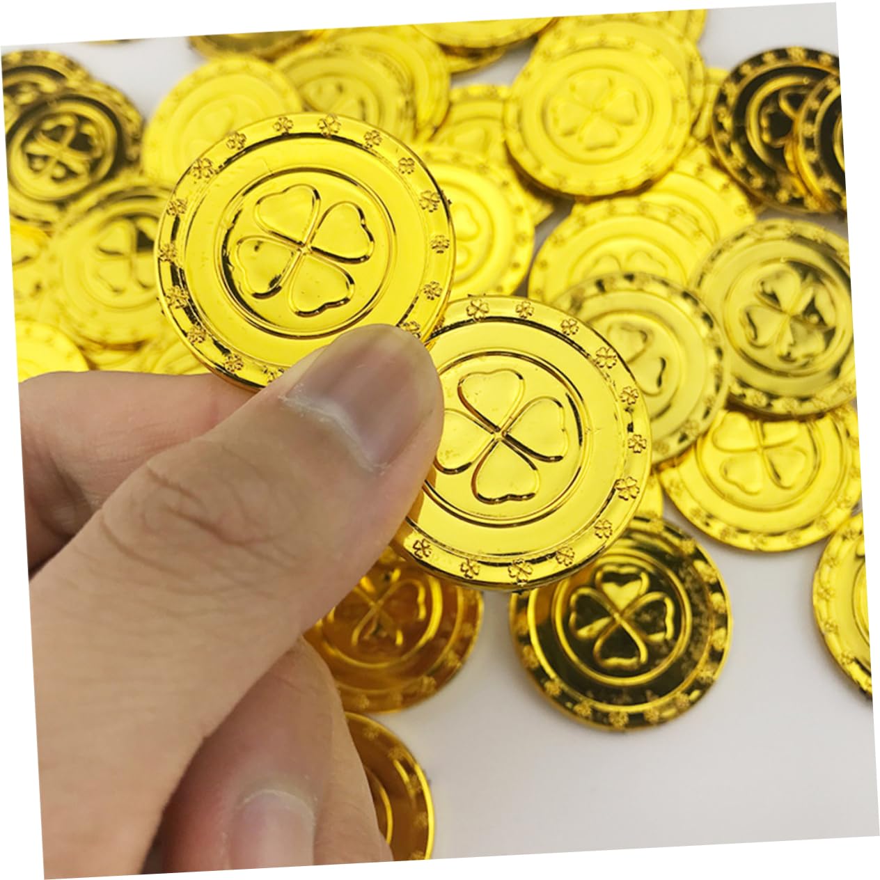 Amazon.co.jp: EXCEART 100個 プラスチック製 金貨 おもちゃ 子供用 ゲームコイン 四葉のクローバーコイン 向知育  玩具として使用 収集や 遊びに適した : ホーム＆キッチン