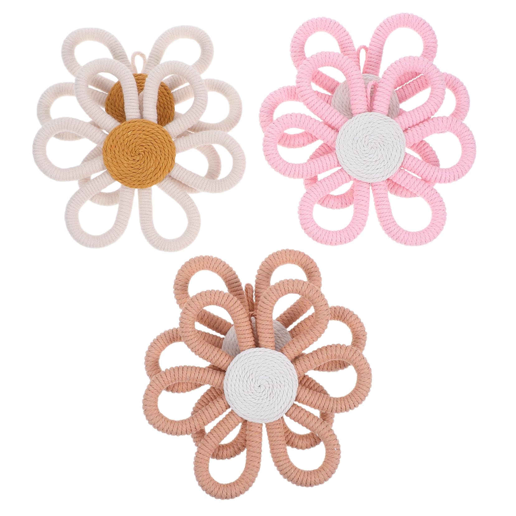 Ornements floraux artisanaux pour habiller un mur de chambre vide