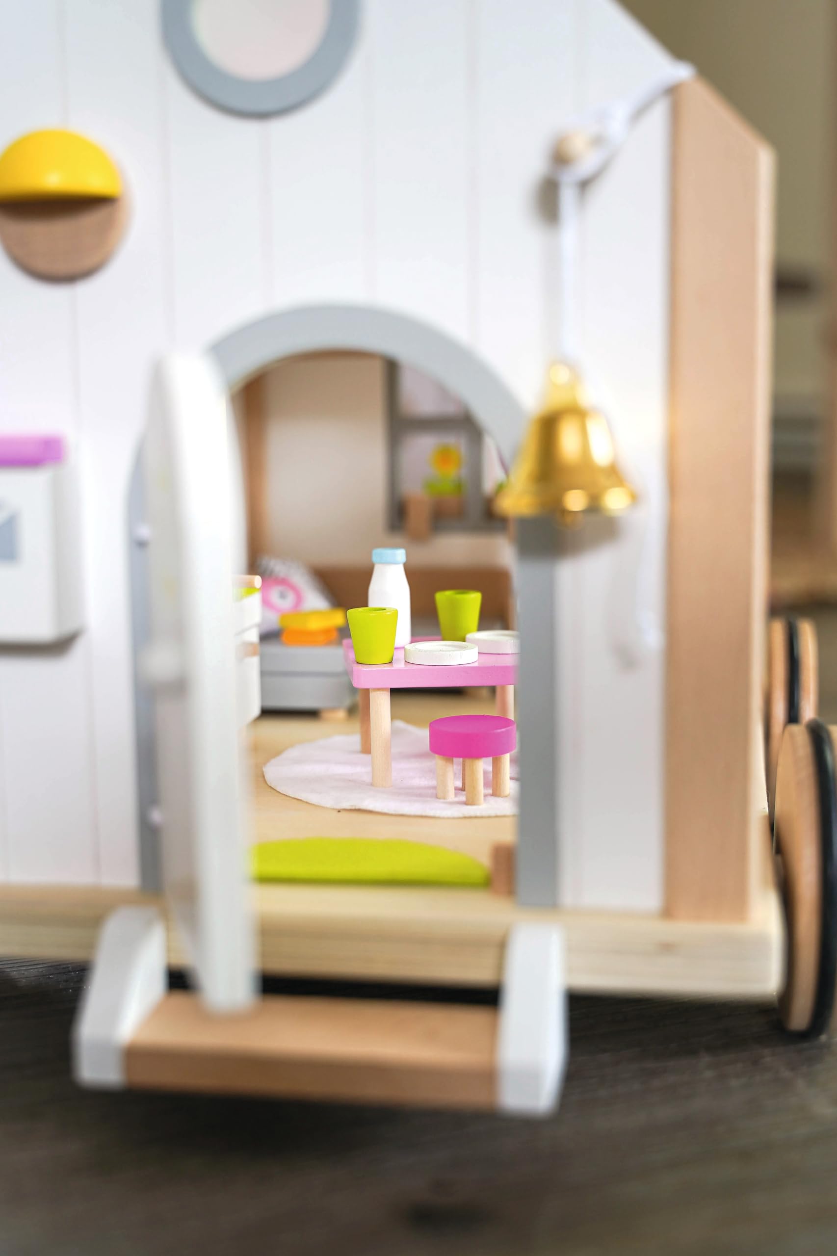goki 51477 - Tiny House Hygge aus Holz und Textil für Mini-Puppen, Mobiles Puppenhaus im skandinavischen Stil, 38cm x 27cm x 33cm, 40er Set, ab 3 Jahre