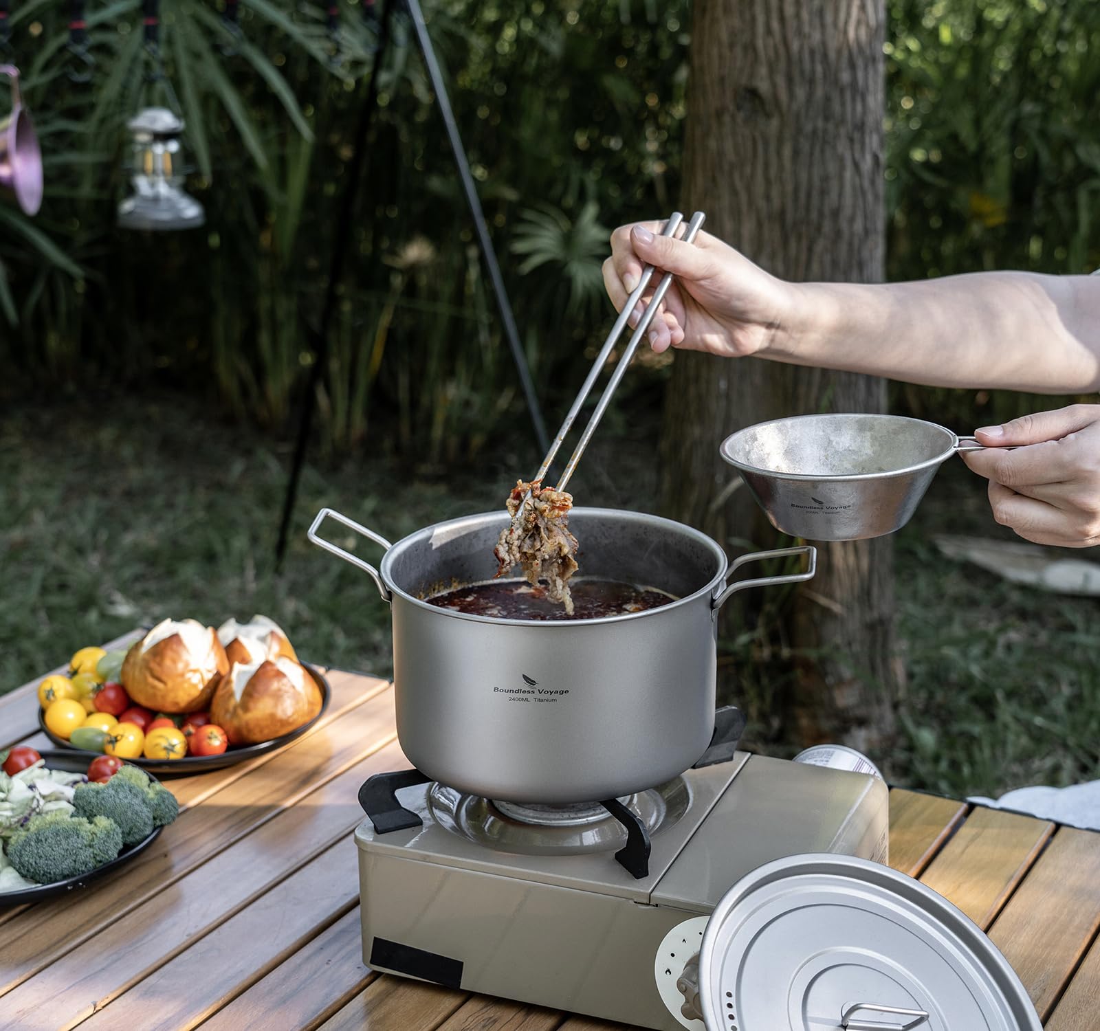 iBasingo Camping Cuisine Pot de Cuisine extérieure en Titane 2.4L Petite Sauce Pot Pot Chaud pour 1-3 Personne Petite Casserole Portable de Voyage Kit de Cuisine équipement de randonnée Ti2108C