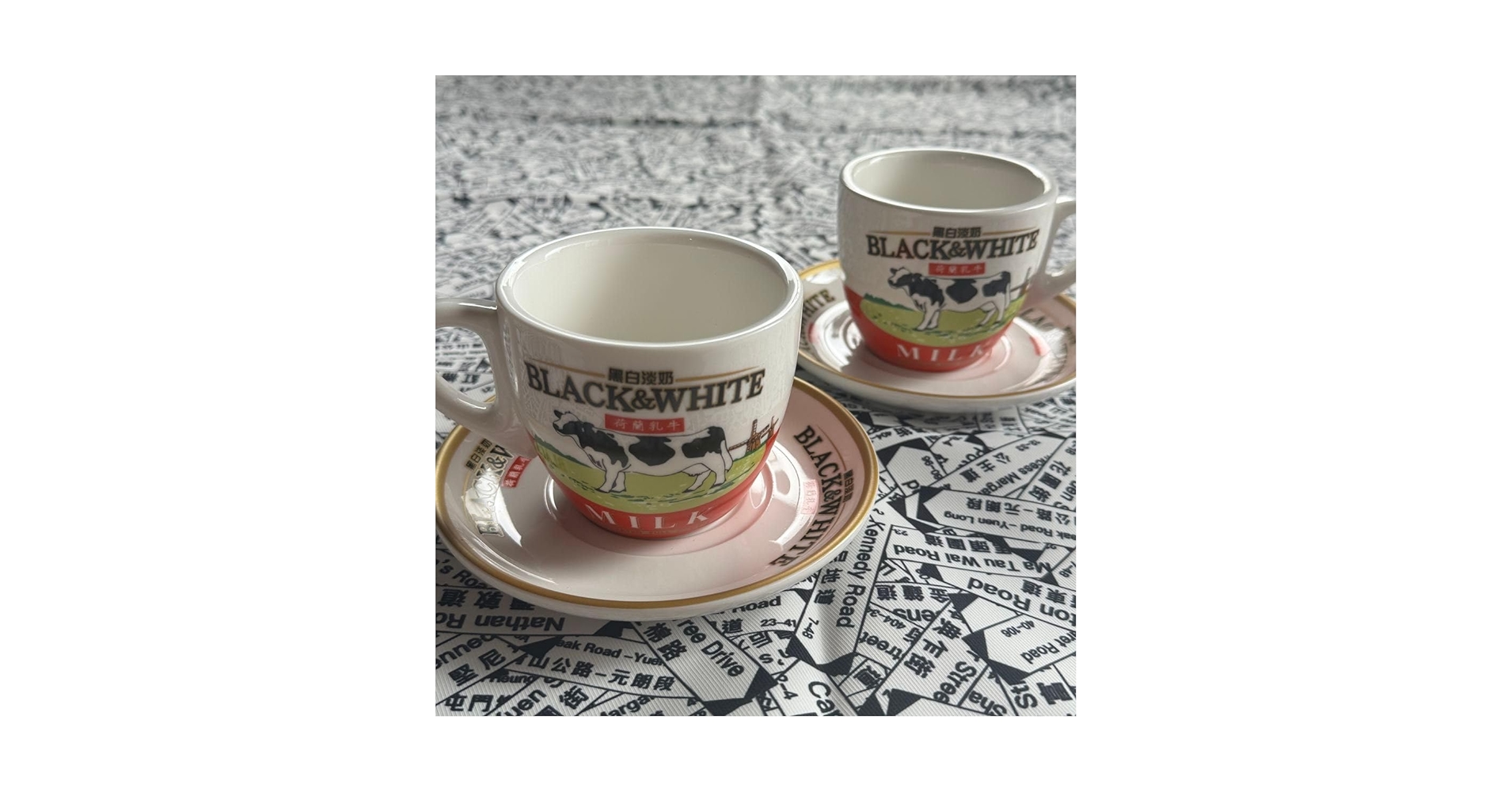 【香港限定】黒白淡奶 BLACK&WHITE カップ＆ソーサー　ペア Amazon.co.jp: 香港限定 黒白淡奶 BLACK&WHITE カップ＆ソーサー