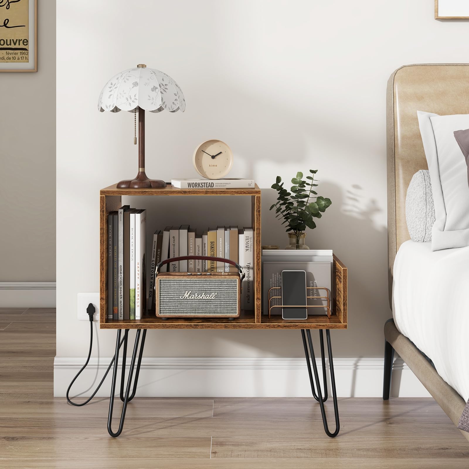 GIANTEX Soporte para Tocadiscos, 66 x 45 x 67 cm, Mesa Auxiliar con Estación de Carga Incorporada, Estantería de Almacenamiento para Vinilos con Patas Metálicas, Armario para Dormitorio, Salón (Café)