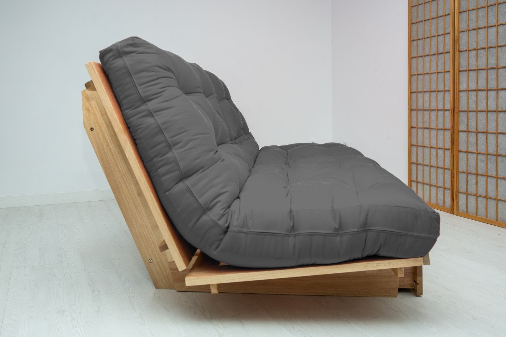 Canapé-lit futon Yokahoma mesurant 200x120x24 cm, en Bois Massif de Couleur Naturelle avec tiroir Frontal et Un futon 100% Coton Finition Gris mesurant 140x200x14 cm.