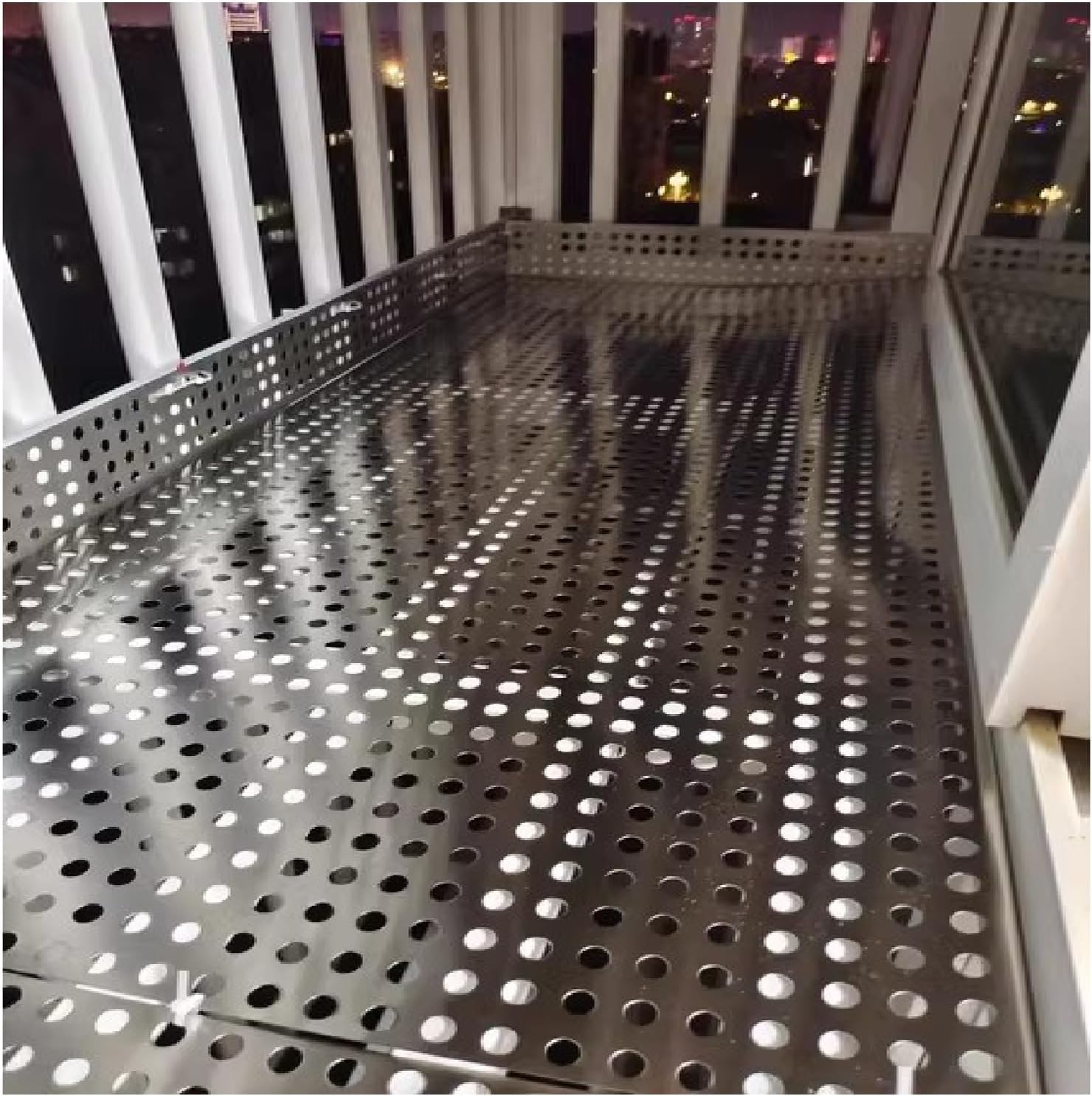 Plaque perforée inox 304 contre les chutes d'objets sur balcon ajouré