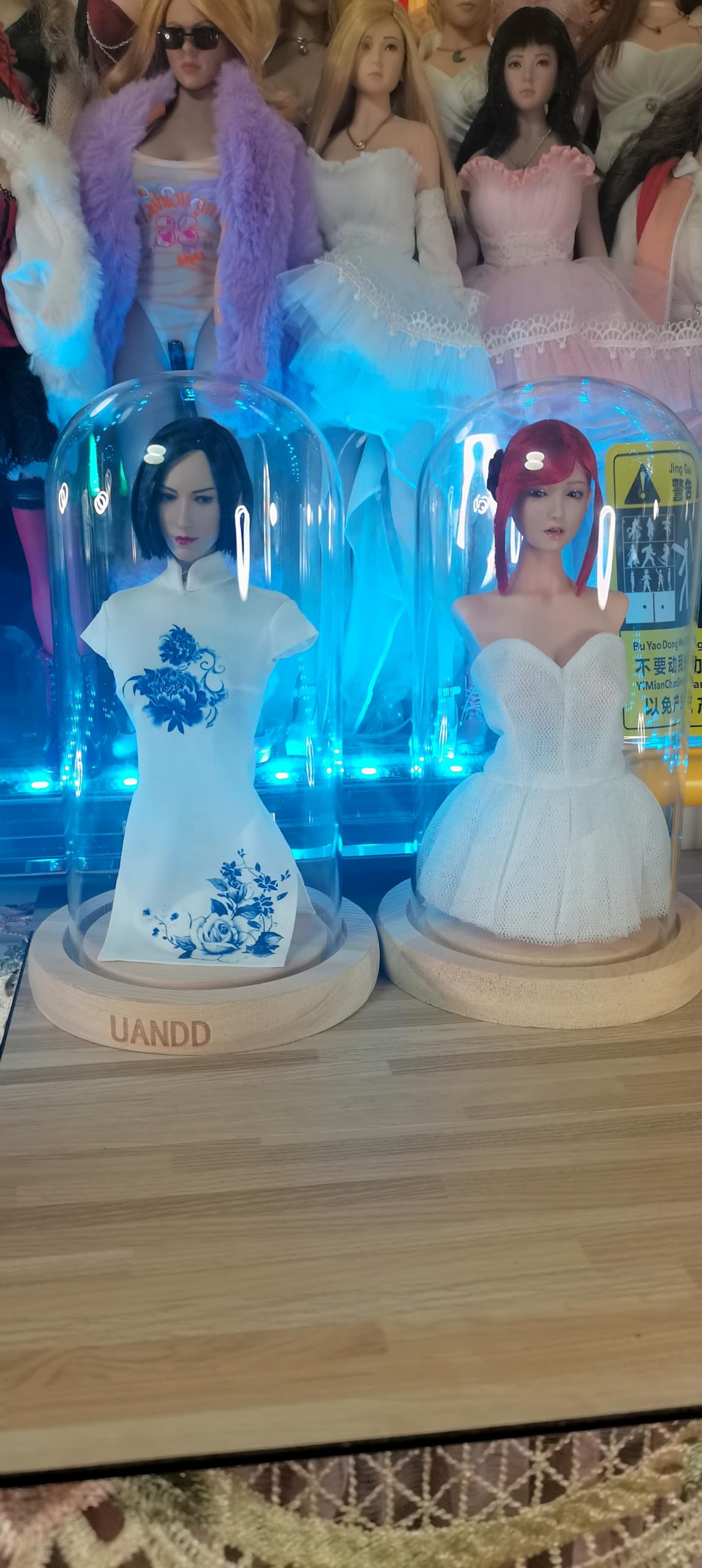 1/6 可動フィギュア　パソコン持ち男性と白ドレスの女性ホットトイズ台座 1/6 可動フィギュア パソコン持ち男性と白ドレスの女性ホットトイズ