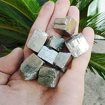 Amazon.co.jp: 天然四角黄銅鉱黄鉄鉱鉱物結晶教育標本石の装飾的