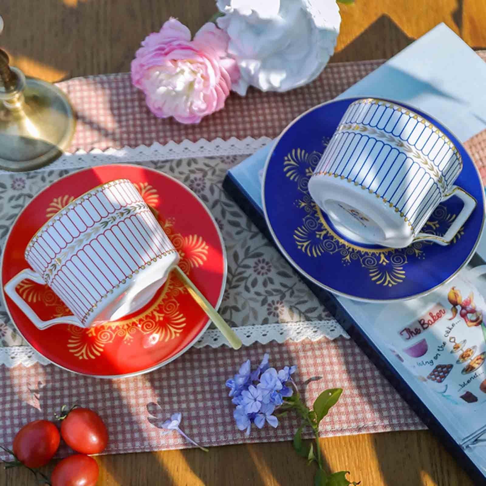 Zestaw filiżanek i spodków z porcelany kostnej, styl europejski, elegancki