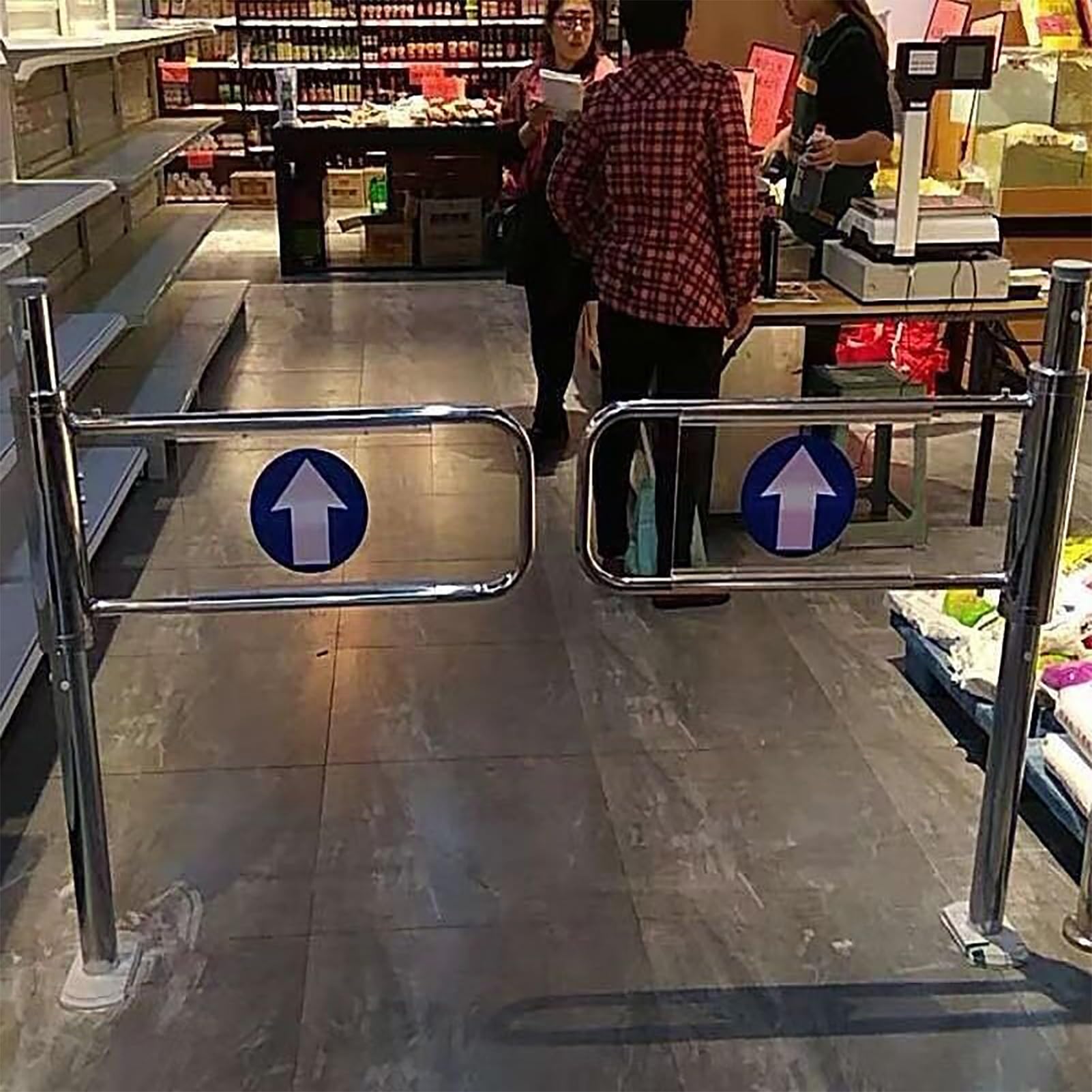 Puerta oscilante de seguridad industrial resistente con resorte, puerta manual de cierre automático unidireccional para un acceso seguro de peatones en supermercados y almacenes
