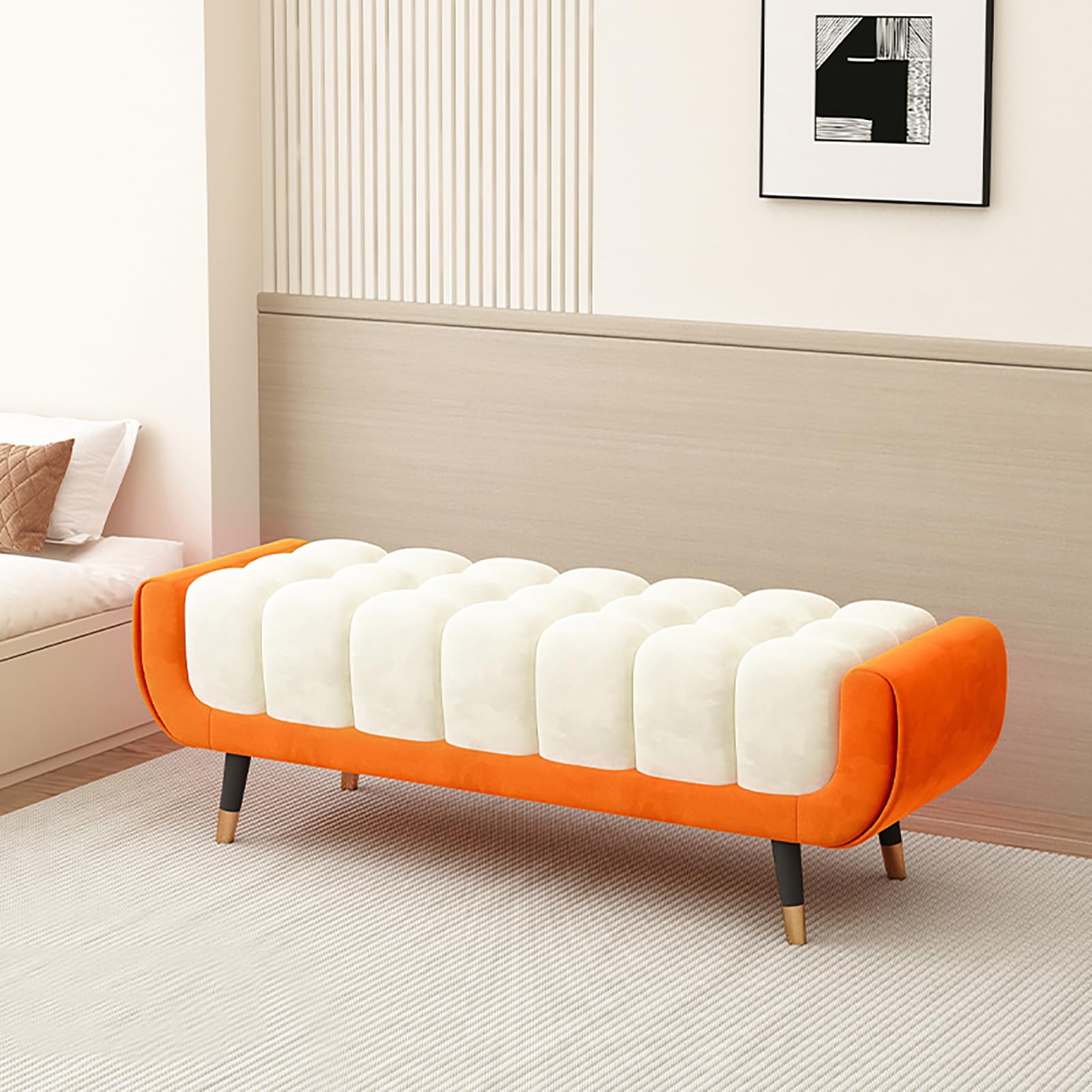 Repose-pieds rembourré au pied du lit en velours pour sublimer votre chambre