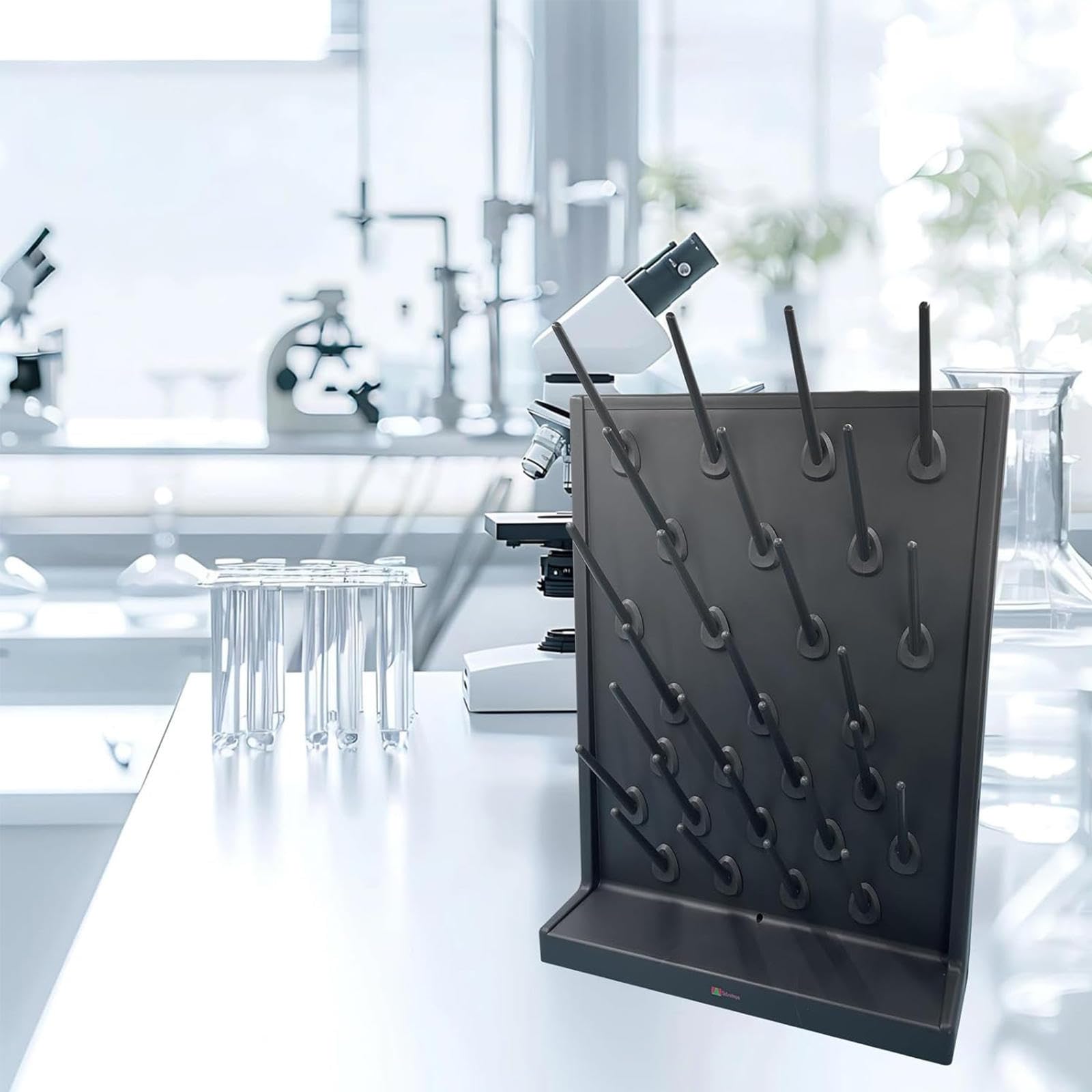Scolapiatti da laboratorio con 52 picchetti per asciugatura e drenaggio efficienti nei laboratori scolastici