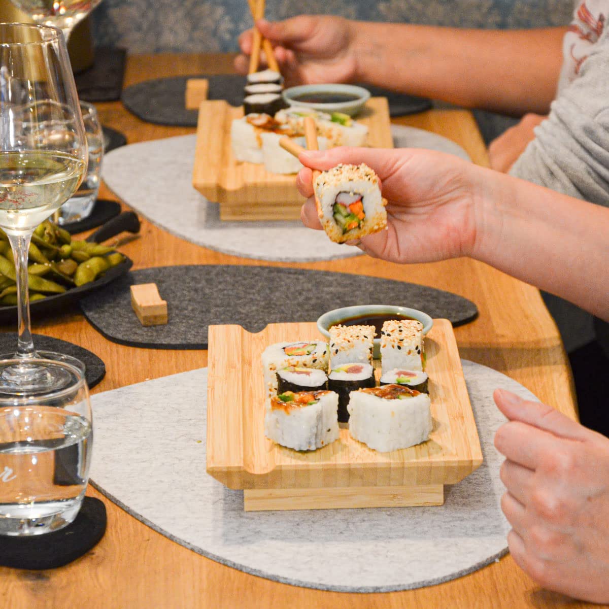 DuneDesign Ensemble de vaisselle à sushi pour 2 personnes - 27 x 16 x 4 cm - Planche à sushi - Ensemble complet - Assiette à sushi - Plateau de service en bois - Plateau en bambou - Accessoires sushi