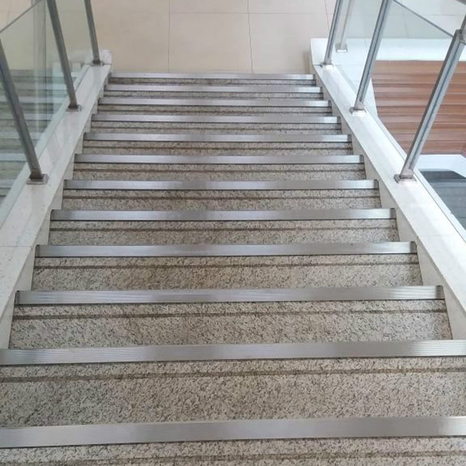 Zewnętrzna betonowa listwa nosowa ze stali nierdzewnej antypoślizgowe wykończenie do podłóg winylowych laminowanych i płytek 100 cm długości 4,6 cm szerokości trwała i stylowa ochrona krawędzi
