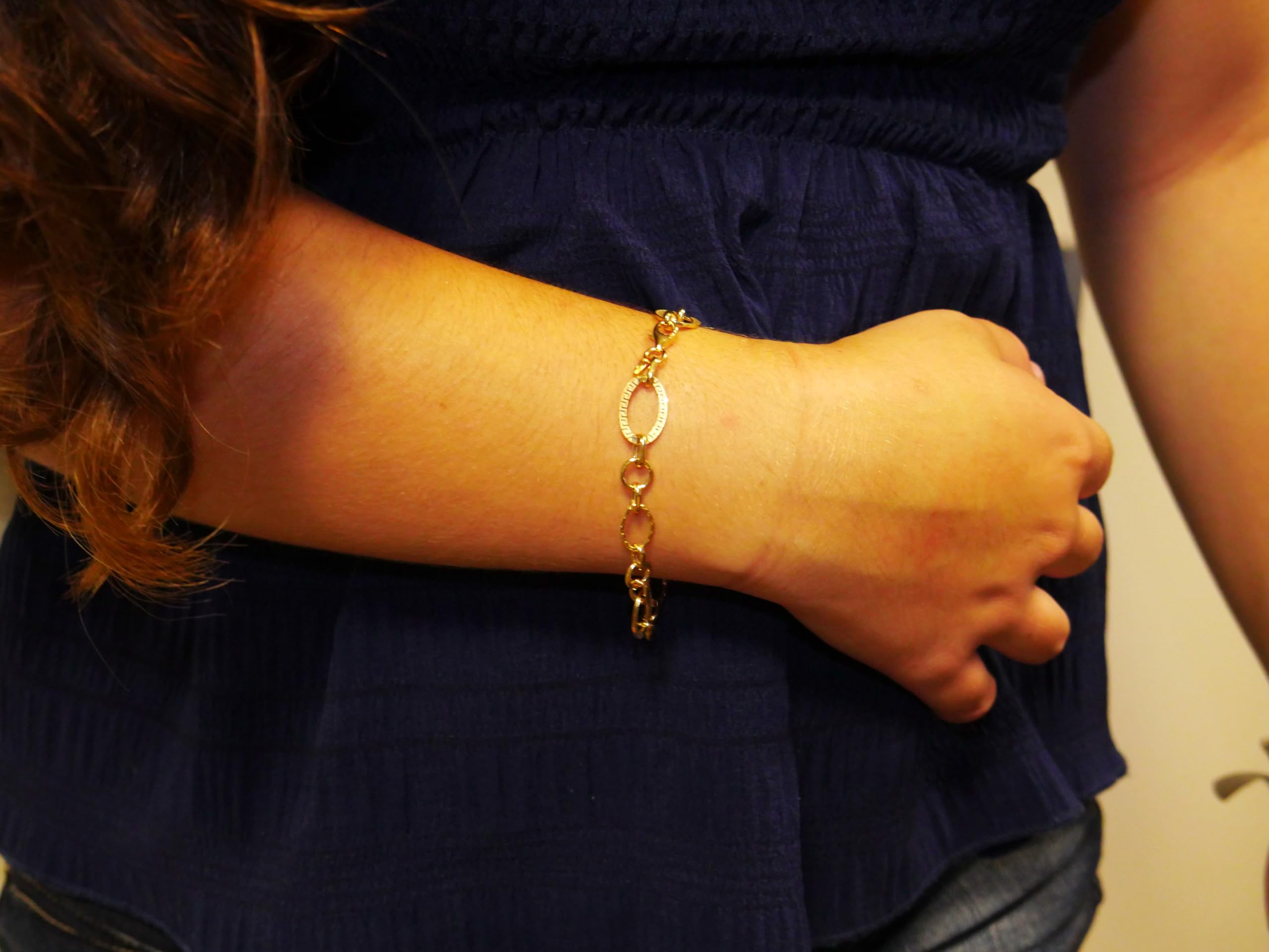 Never Say Never Pulsera para mujer de oro amarillo mate y brillo de 18k con cadena de eslabones ovalados y detalle de greca, 1.10 cm de ancha, largo 19.00 cm. 2.80 gr de oro de 18k.