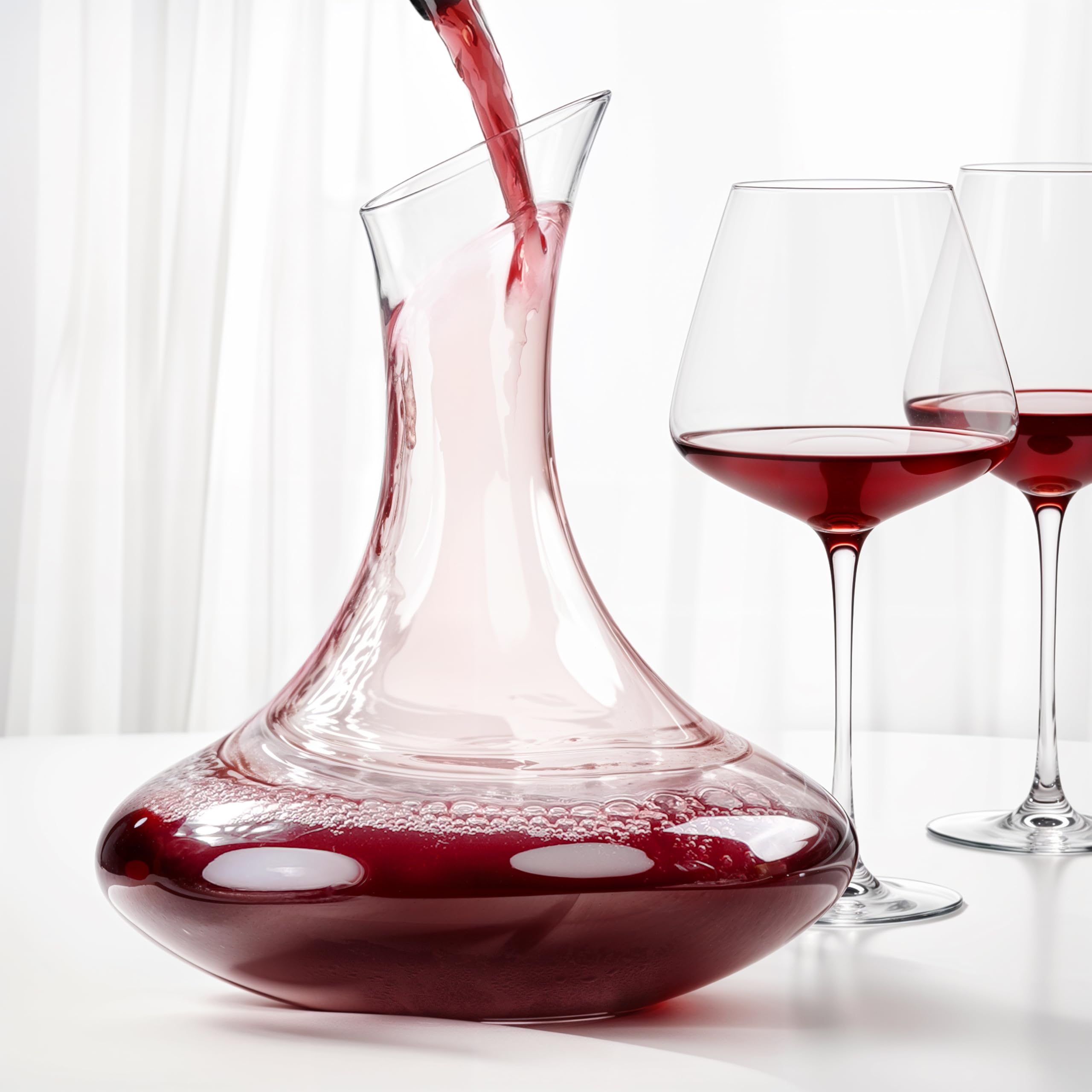 Winter Shore 1,8L Elegancka Karafka Szklana do Wina - Przezroczysta Karafka Kryształowa z Pochylonym Dzióbkiem, Szeroką Podstawą - Prezent dla Miłośników Wina - Dzbanek bez BPA