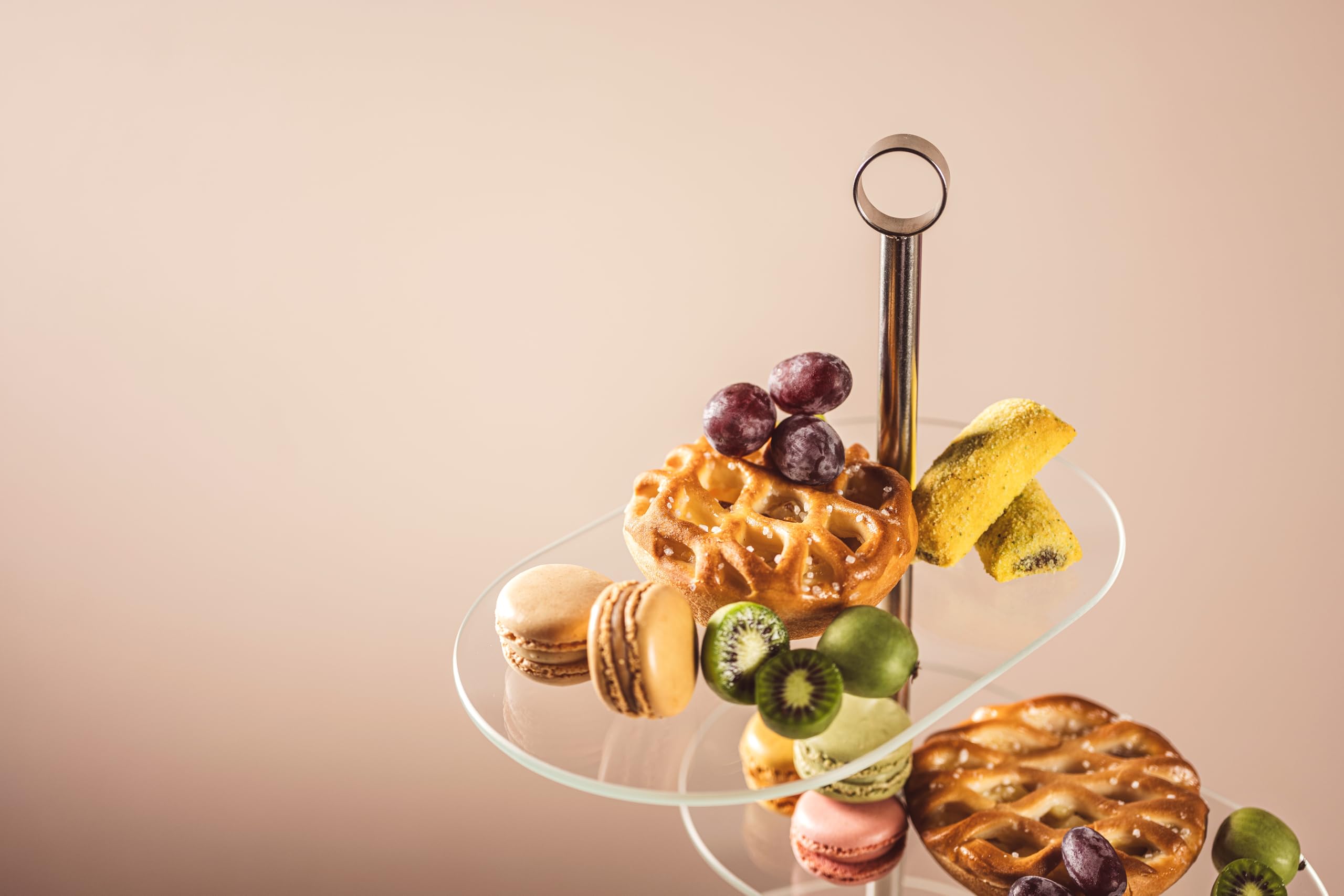 LEONARDO HOME CENA 025364 Présentoir en verre moderne pour gâteaux et amuse-gueules Élégant présentoir pour brunch et buffet Design intemporel Pour toutes les occasions Hauteur 39 cm Argenté