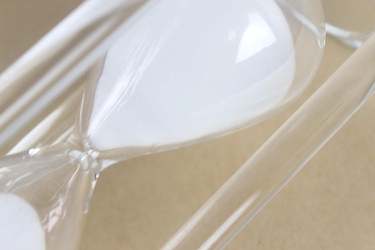 60 Minutes Hourglass Timer,Crystal Sand Timer Diamond Carving Surface,Hourglass for Kitchen Office Desk Coffee Table Book Shelf Cabinet Home Decor Birthday Gift Box Package,2 Color(Pure White)