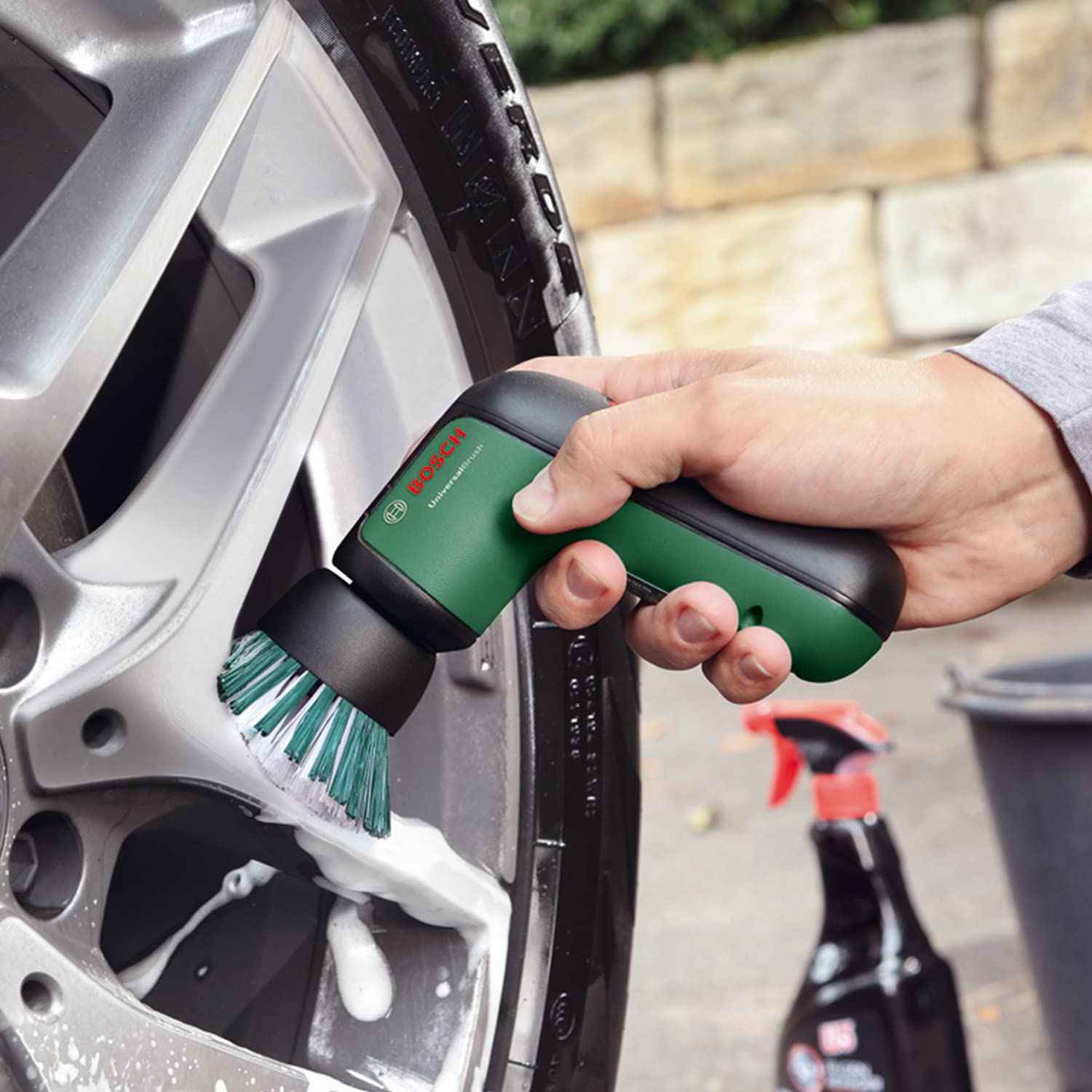 Bosch Home and Garden Akku Reinigungsbürste UniversalBrush Set inkl. 3X Bosch Küchenpad (integrierter 3,6-V-Akku, 1 Micro-USB-Kabel und 4 Reinigungsaufsätze enthalten, im Karton)