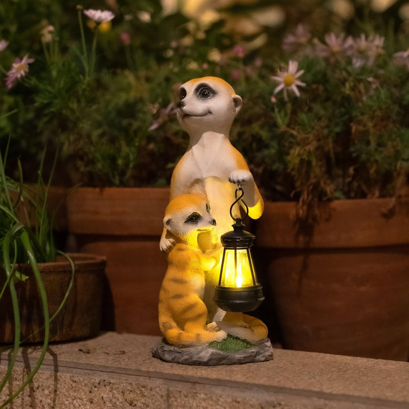 Solar Erdmännchen Gartenfigur mit Solarlaterne, Kunstharz, Stil 1 | Solarbetriebene Laterne leuchtet automatisch bei Dunkelheit, wetterfeste Harzfigur für Garten, Terrasse und Fensterbank