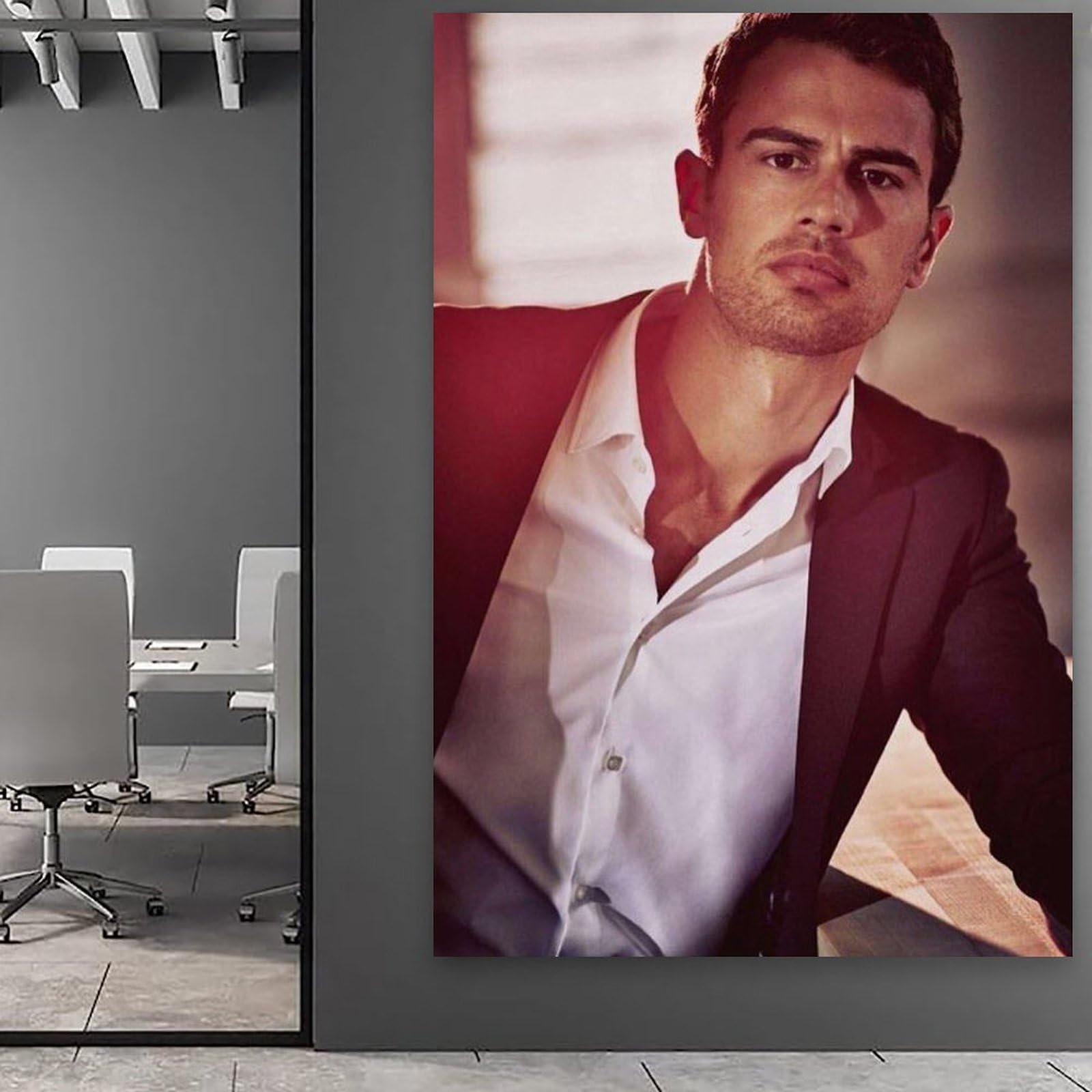 Poster Décoratif Theo James Sur Toile 30x45 Cm - Style Sans Cadre Pour Chambre Ou Salon