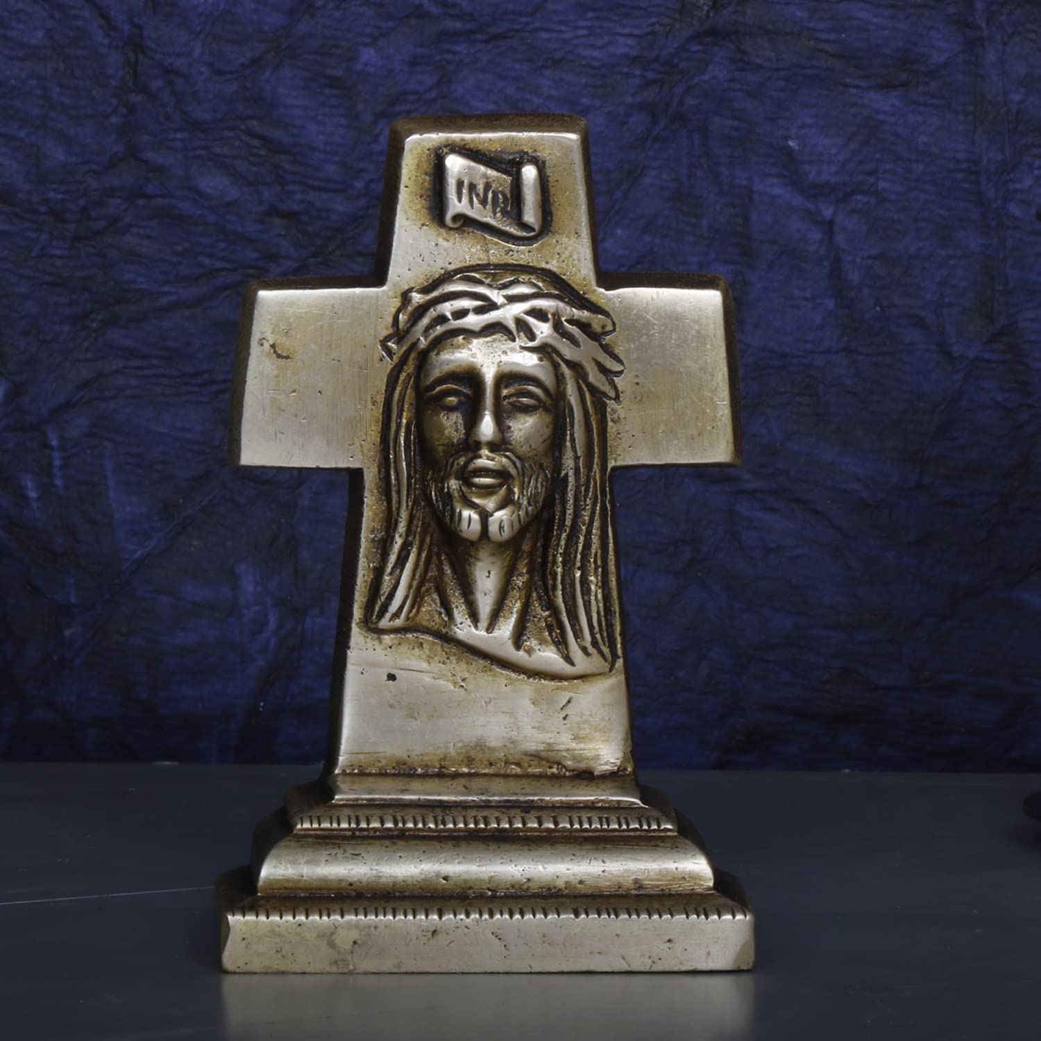 Cruz de latón de 4.5 pulgadas ARTVARKO con cara de Jesús para decoración CROS520