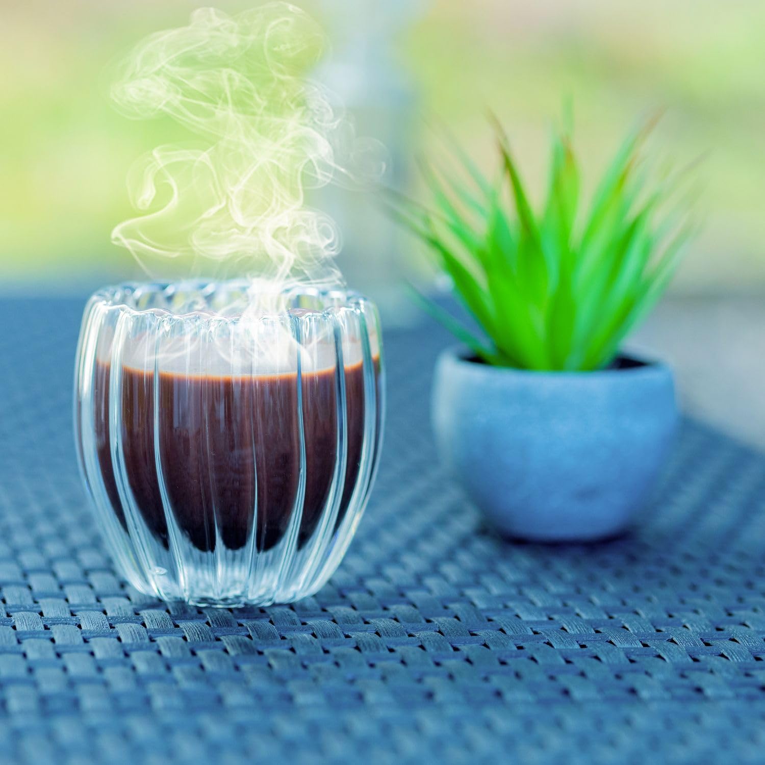 Intirilife 4x szklanki termiczne z podwójnymi ściankami - styl prążkowany -pojemność 190 ml- dmuchane, izolowane szklanki do cappuccino latte - odporna na ciepło szklanka do kawy i herbaty bez uchwytu