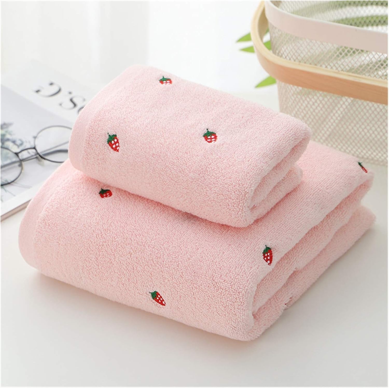 MANGGUO Cute bath towel New strawberry embroidered designer towel set 100% cotton bath towel Ladies cute towel (70x140cm)