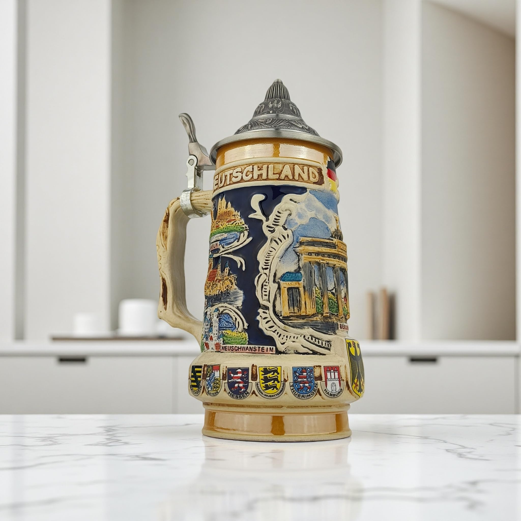 Bierkrug mit Deckel 0,7L – Traditioneller Steinkrug mit Deutschland-Motiv und Wappen-Design – Bierseidel für Zuhause, Bierfest & Sammlung – Geschenk für Männer, Papa & Bierfans