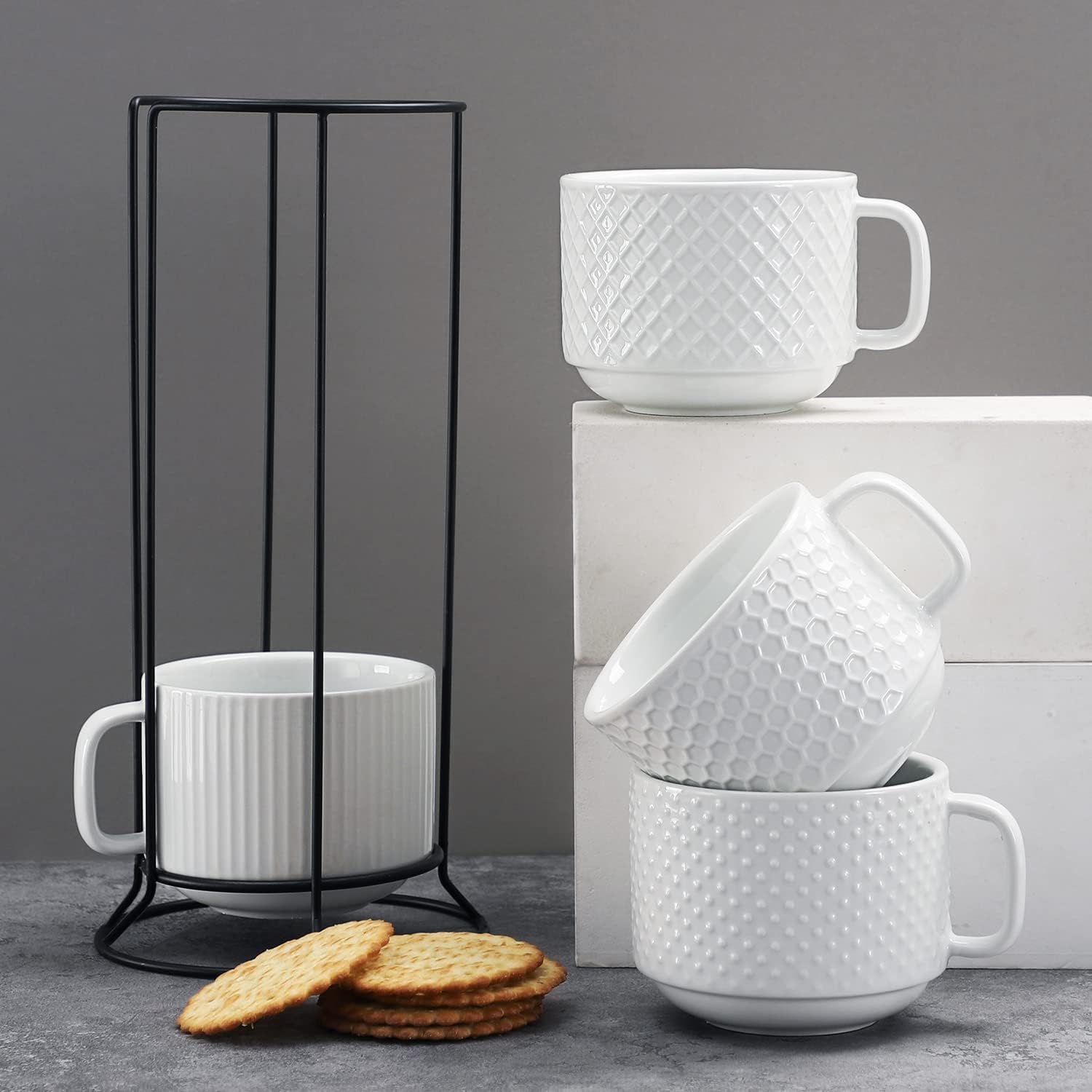 Buyajuju Juego de 4 tazas de café apilables de porcelana con soporte de metal, 13 onzas, apilables, diferentes portavasos de café en relieve para café, té, cacao, bebidas, color blanco