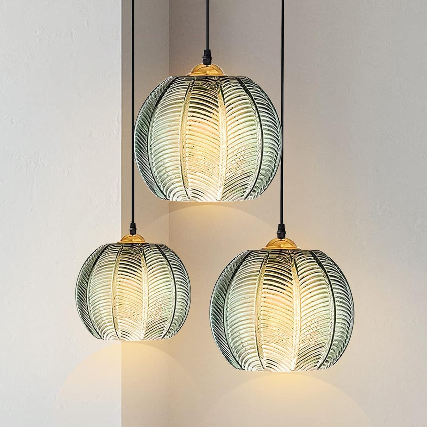 Lustre à 3 lumières pour illuminer une pièce sombre avec un verre vert élégant