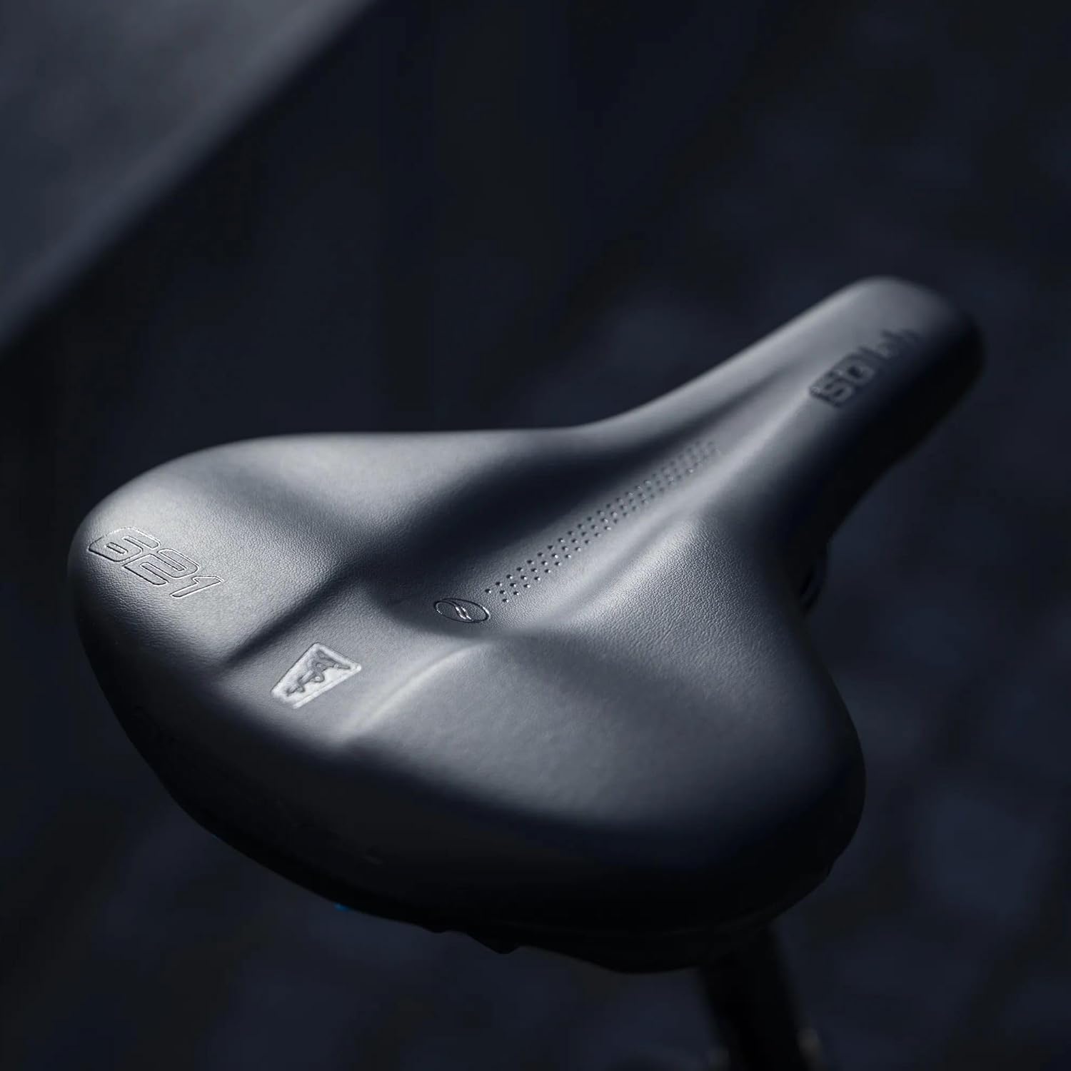 SQlab 621 M-D Active 2.1 Bicycle Saddle - CrMo Rails, City & Commuter Bike, Maximum Pressure Relief & Pressure Distribution, Innovative Active System for Upright & Forward Bends, Lightweight Synthetic