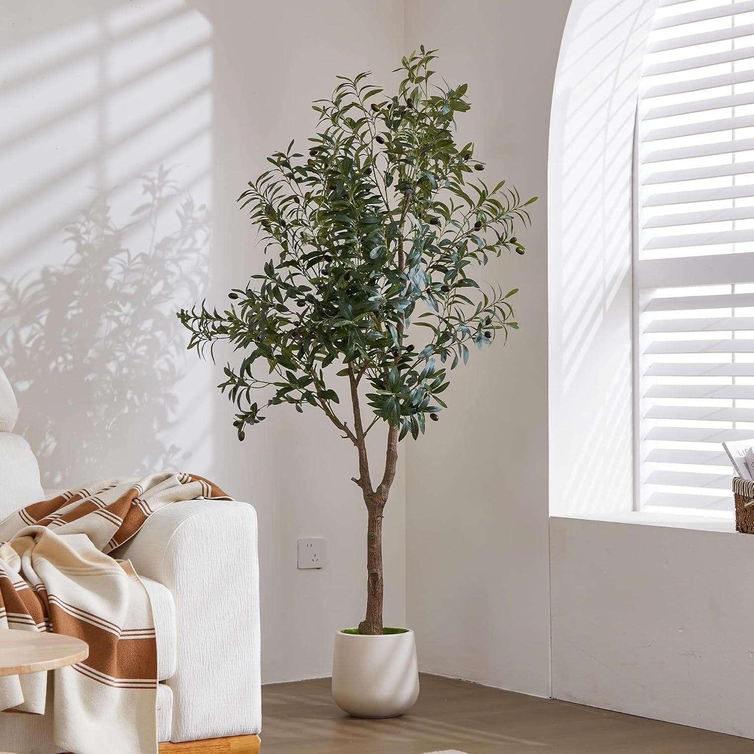 ZKIODV Ulivo Piante Finte da interno Alta, 180 cm Albero di Ulivo Artificiale con Vaso Bianco, Pianta Finta Realistica Decor, Piante Artificiali per Casa Ufficio Hotel, Interno/Esterno, Olive Tree