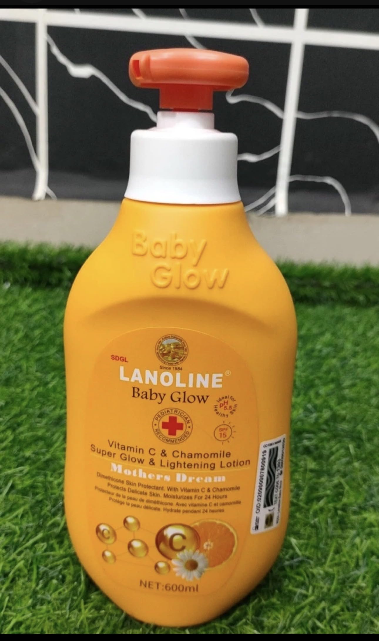 Now LAMOLINE Baby Glow Vitamin C & Chamomile Super Glow & Lightening Lotion, 24-Hour Moisturising, Mother's Dream, 600ml