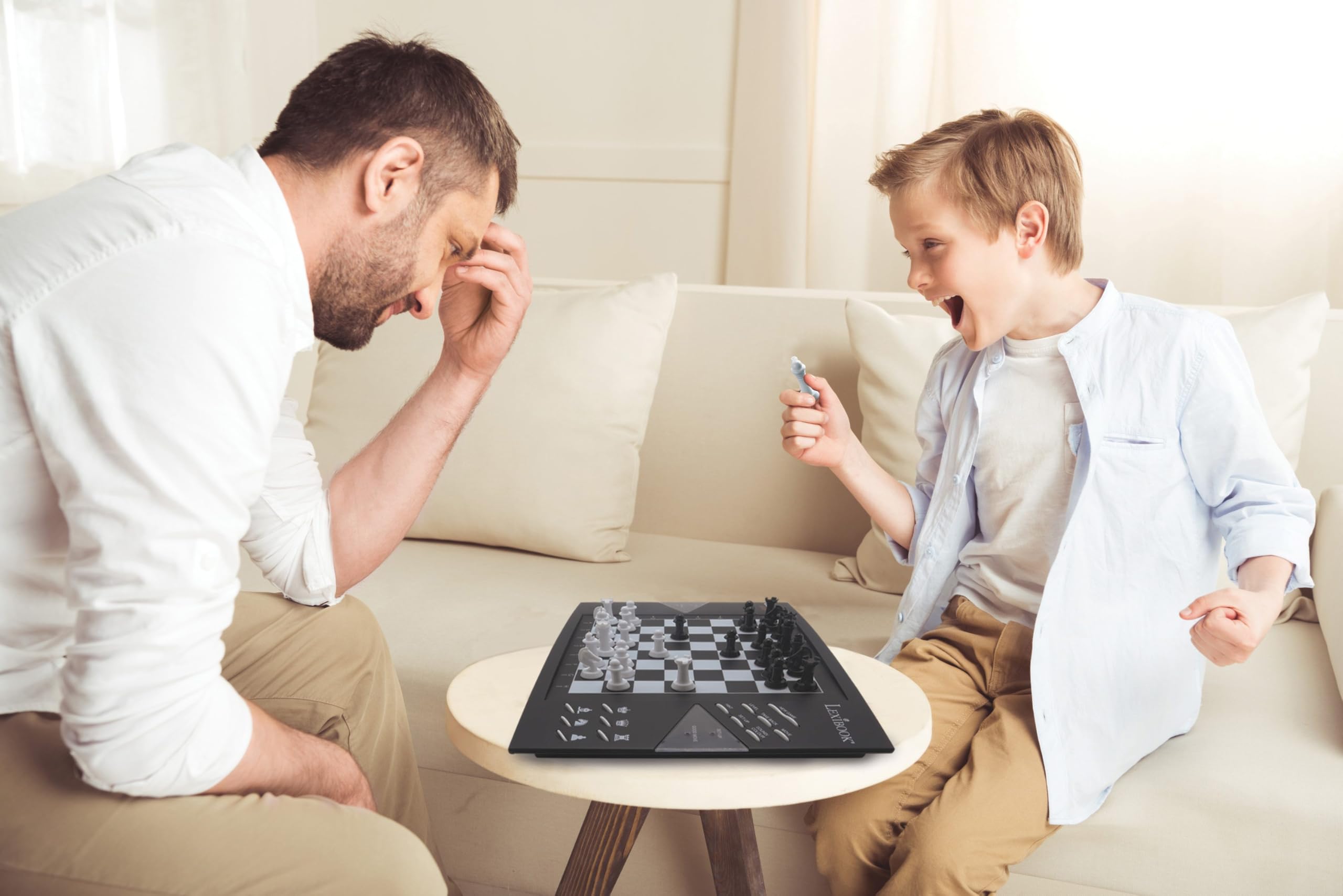 Lexibook ChessMan® Elite, gioco di scacchi, Computer di scacchi interattivo, 64 livelli di difficoltà, LED, alimentato a batteria o adattatore 9V, bianco/nero, CG1300LXB