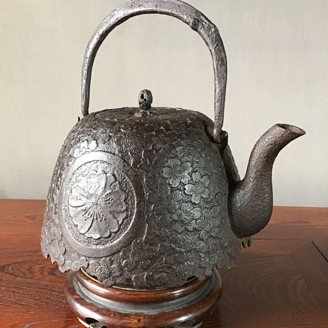 丸に桜家紋　　総櫻花弁数108 ケ　　家紋特注鉄瓶　明治期　家宝 Amazon.co.jp: 丸に桜家紋 総櫻花弁数108 ケ 家紋特注鉄瓶 明治