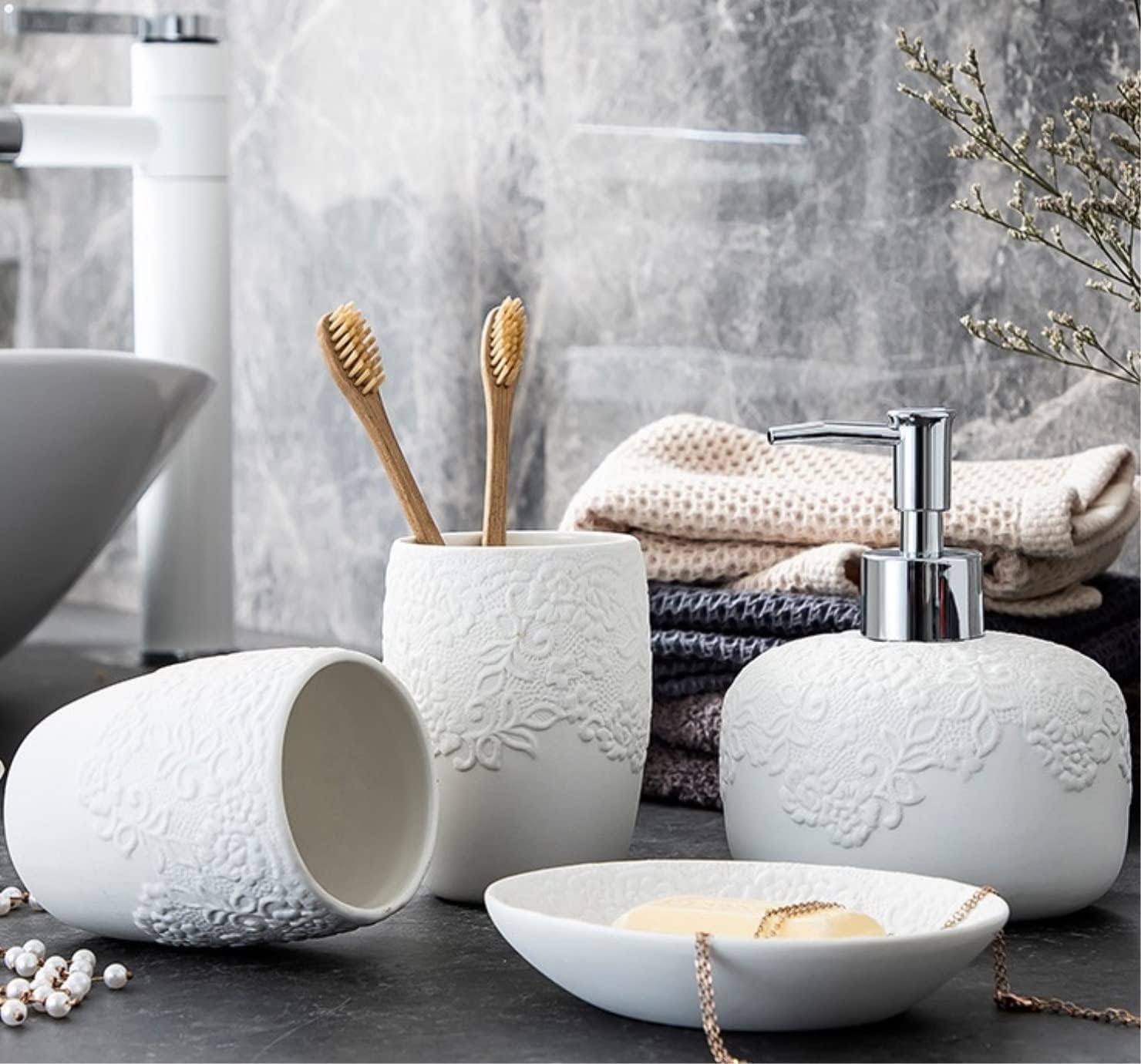 Juego de accesorios de baño – Juego de accesorios de baño de cerámica de diseño moderno – 4 piezas con detalles decorativos
