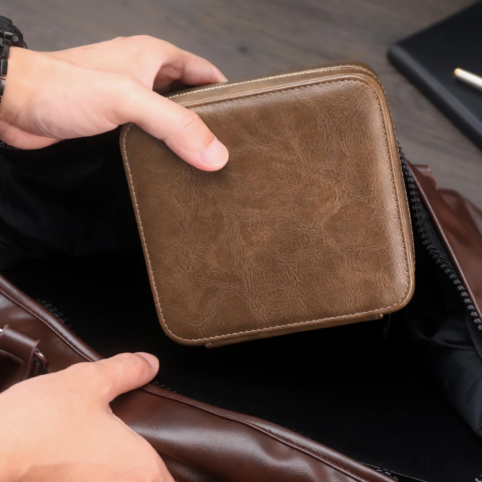 Custodia da viaggio con 2 scomparti per orologi, con scomparto per accessori, collane, anelli, gemelli, custodia portatile da viaggio in pelle PU con cerniera, ideale come regalo (marrone)