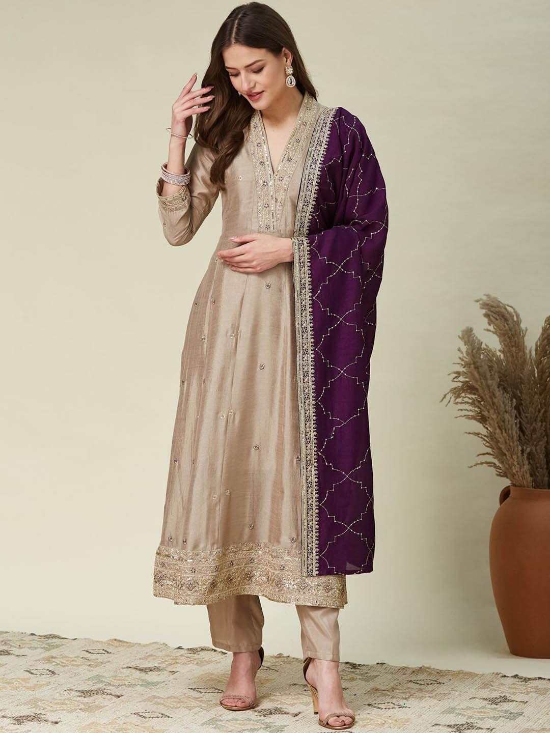 Damen Kurta mit Hose und Dupatta bestickt Ethno Wear Indian Salwar Kameez Anzug