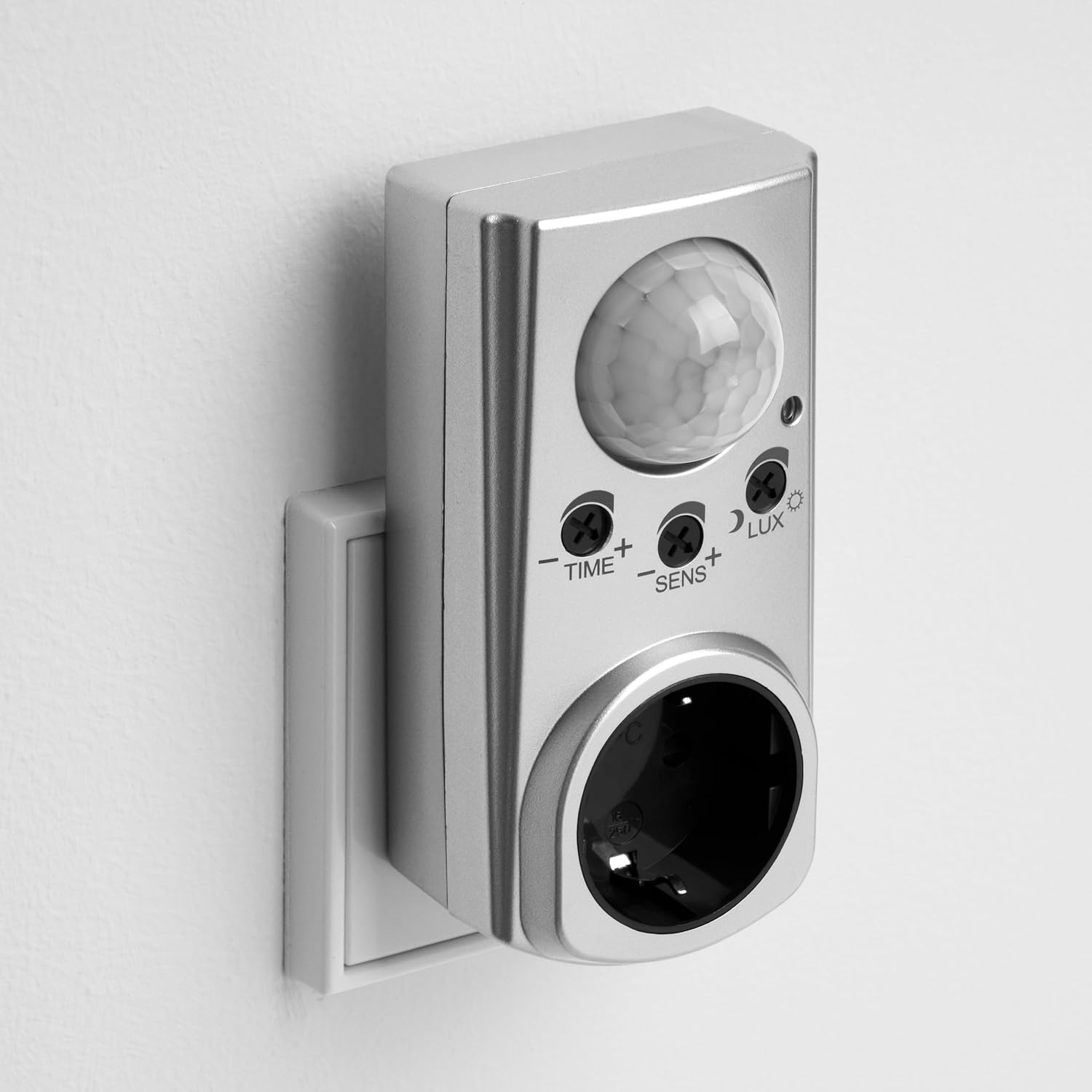 REV GAO EMP600PIR motion sensor plugged into a wall socket with no device connected to its integrated outlet.