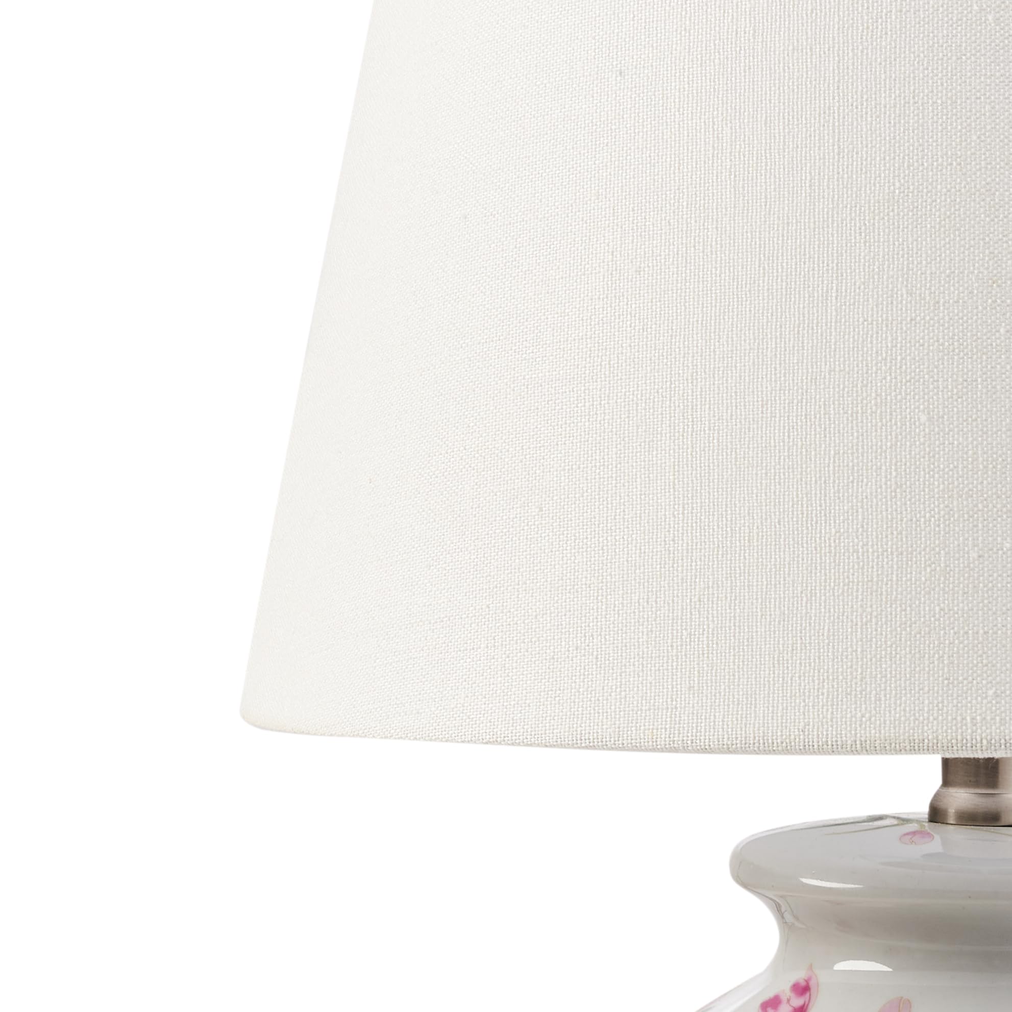 Beliani Stilvolle Tischlampe mit floralem Patten Porzellansockel Leinen-Trommelschirm Beleuchtung Weiß Acrosso