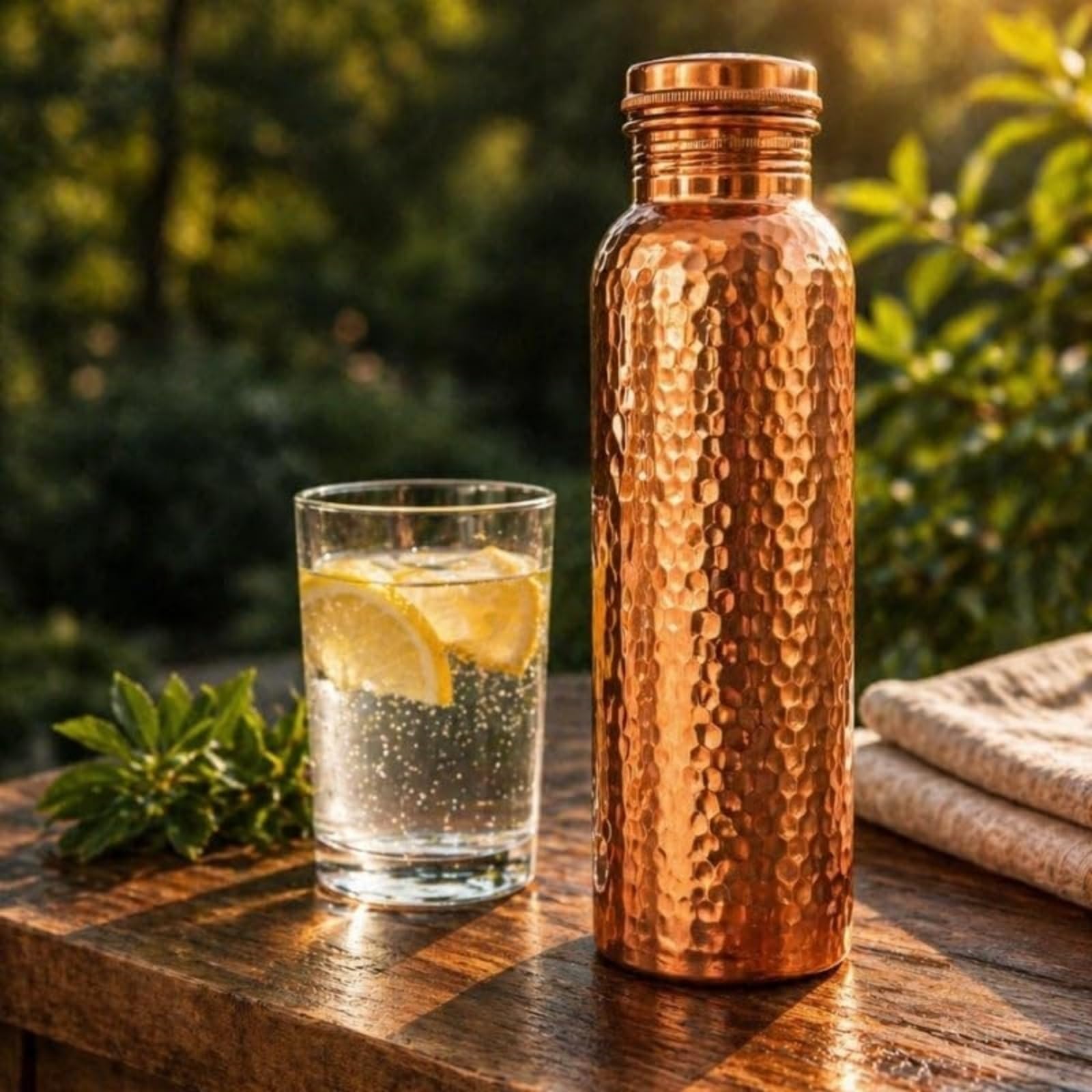 MEIION Alma Pure Kupferflasche,Handgefertigt,Antimikrobiell | 99,99% Reine Gehammerte Kupfer Wasserflasche 800 ml,Auslaufsicheres Nahtloses Design,Keine Innenbeschichtung