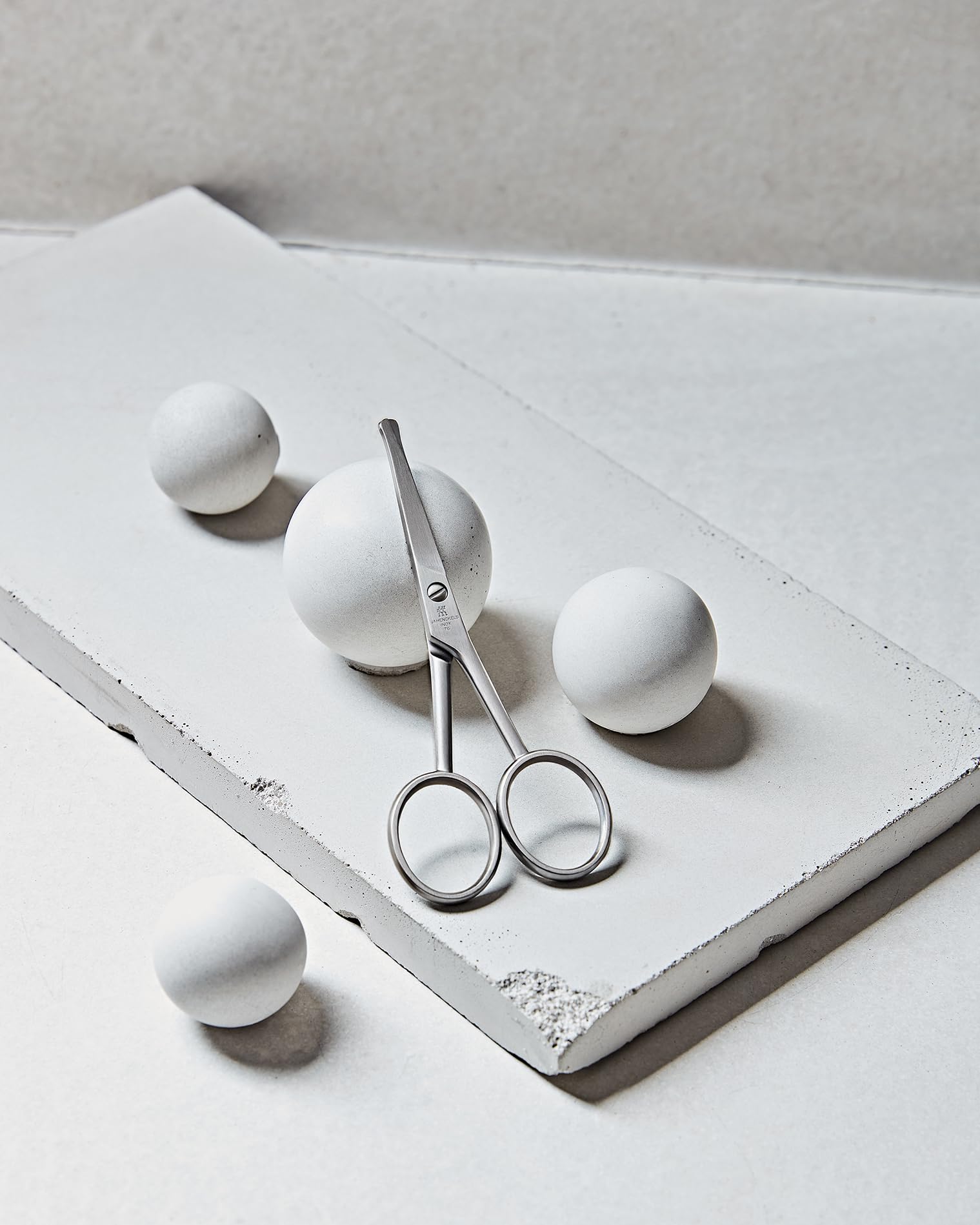 ZWILLING Tijeras para pelos de nariz y orejas (filo recto, punta redondeada para un corte seguro, forma ergonómica), Premium, 105 mm