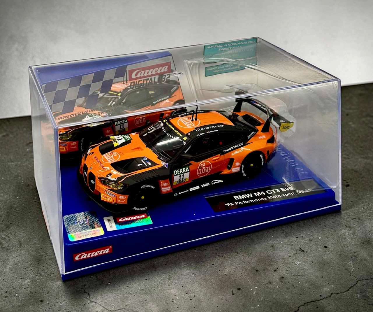 Carrera Cyfrowy 132 BMW M4 GT3 "FK Performance Motorsport, nr 137.2 cm GT Masters 2025 skala 1:32 Slot Samochód z roboczym przednim, tylnym i tylnym światłem, odpowiedni dla dzieci w wieku od 8 lat